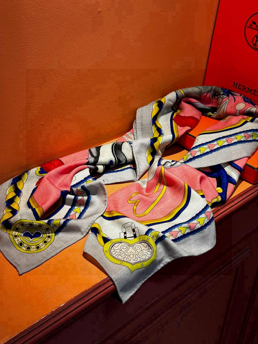  【双面同色】原单爱马仕140cm丝绒方巾💕 甜蜜的鞍具，装饰家芳登和佩西耶设计的一款餐盘增添骑士般的浪