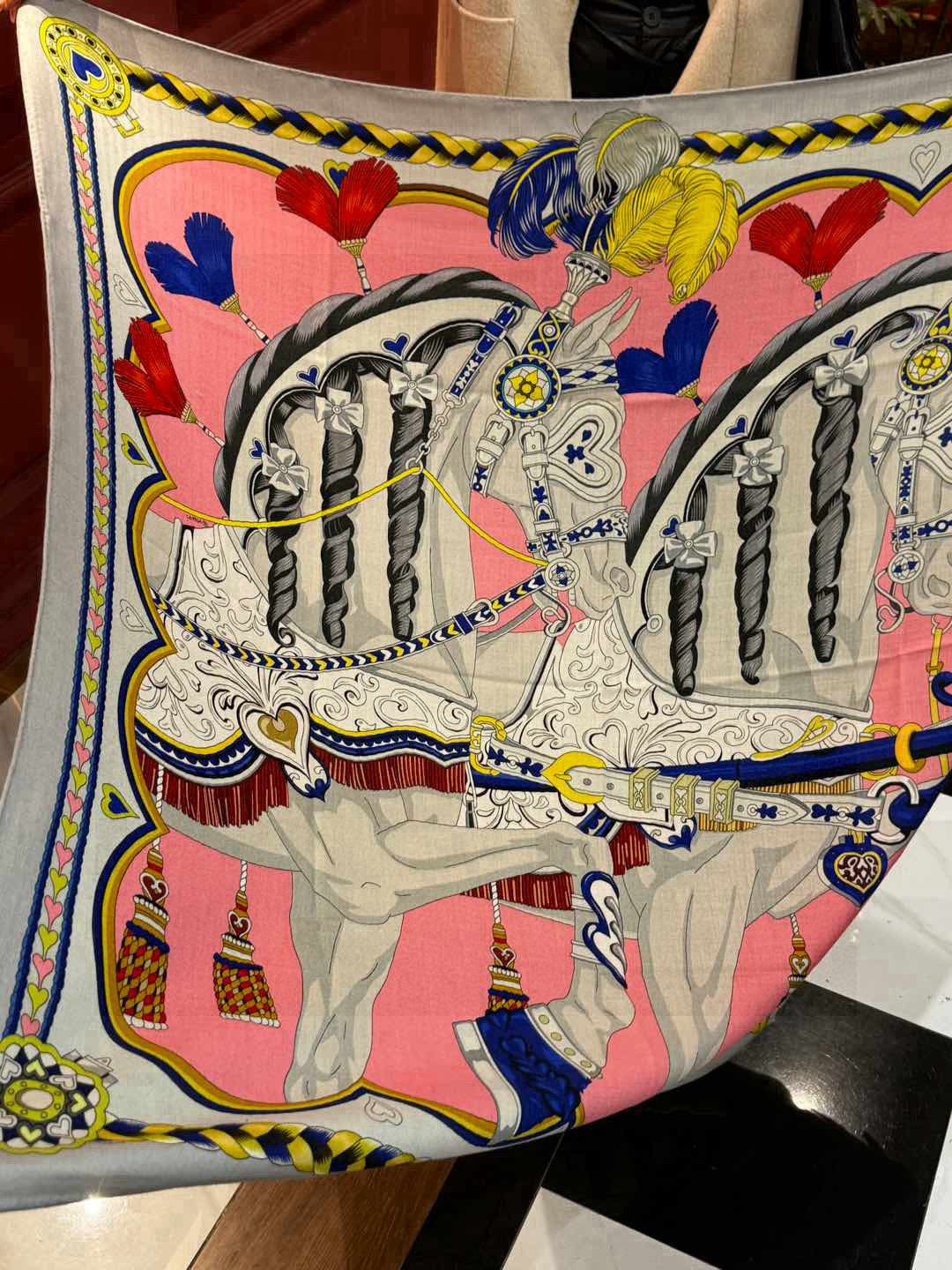  【双面同色】原单爱马仕140cm丝绒方巾💕 甜蜜的鞍具，装饰家芳登和佩西耶设计的一款餐盘增添骑士般的浪