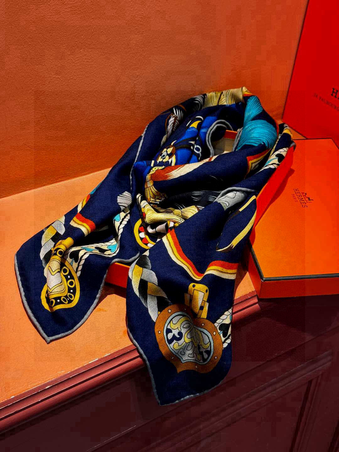  【双面同色】原单爱马仕140cm丝绒方巾💕 甜蜜的鞍具，装饰家芳登和佩西耶设计的一款餐盘增添骑士般的浪