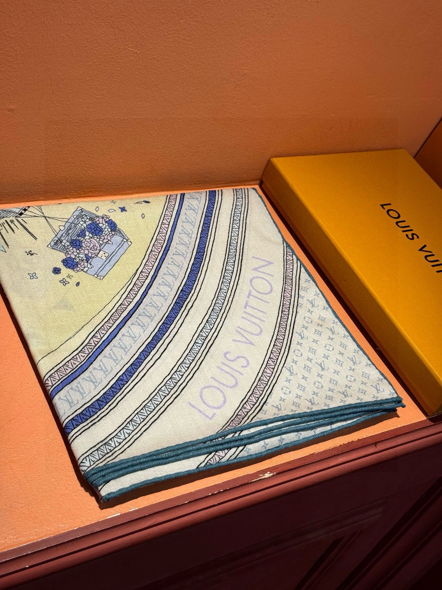 ❄【双面同色】原单Lv140cm丝绒方巾，《热气球》，本款方巾全新加入 U价🉐️ and Away 系列