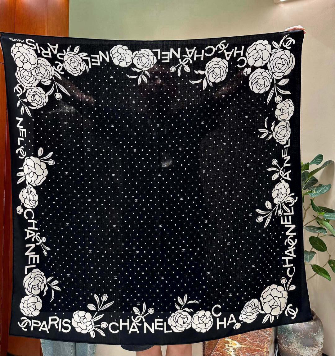 💟上新 ❤️ 

𝐂𝐡𝐚𝐧𝐞𝐥 •  ℕ𝕖𝕨《小香山茶花系列单品集》 黑色
Size：140*140cm