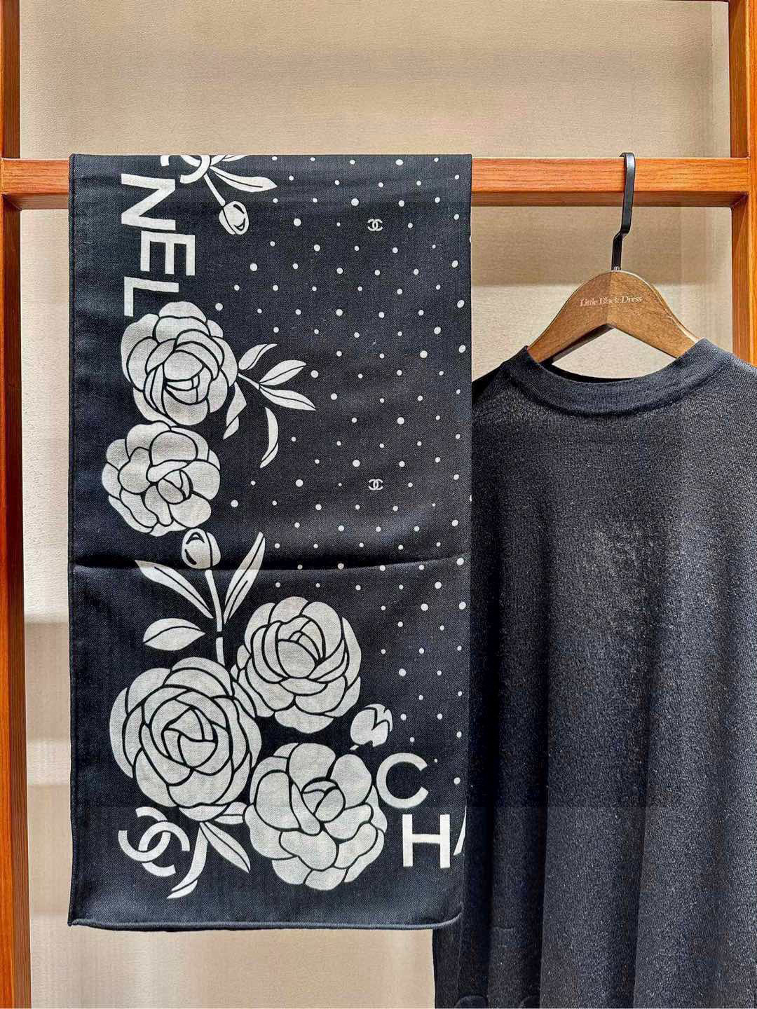 💟上新 ❤️ 

𝐂𝐡𝐚𝐧𝐞𝐥 •  ℕ𝕖𝕨《小香山茶花系列单品集》 黑色
Size：140*140cm