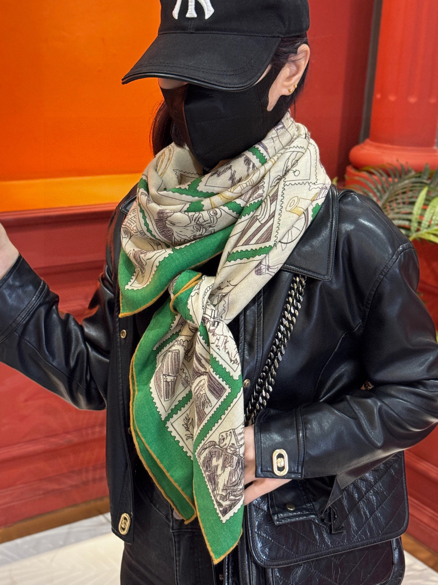  💟2025年秋冬抢先 上新💞【双面同色丝毛方巾】手工卷边山羊绒和真丝混纺披肩（70%山羊绒，30%桑蚕