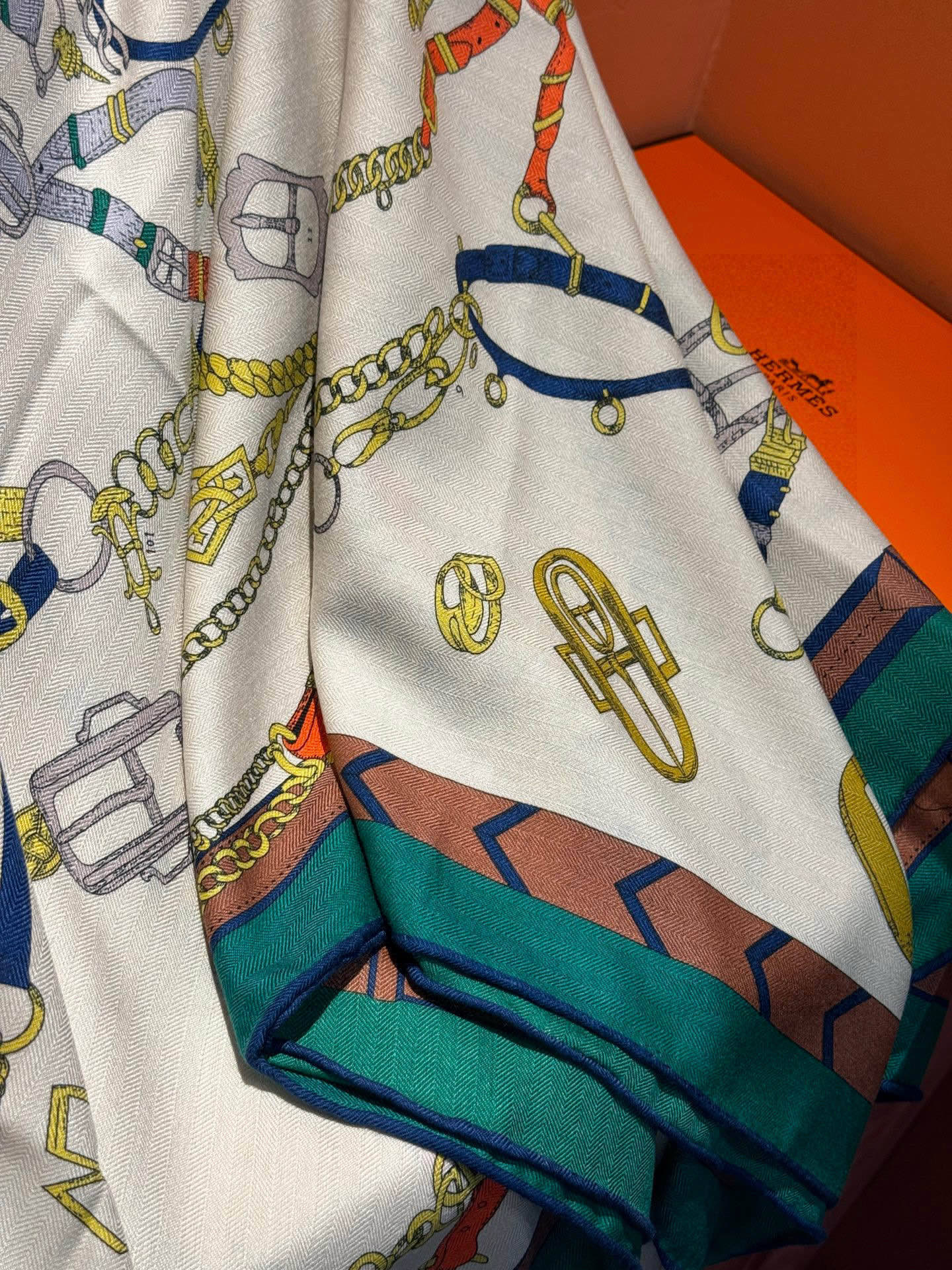  羊绒新款🆕👏👏买了都说好看‼️推荐💕爱马仕双面同色羊绒方巾【跃动的马儿双面同色140】，顶级工艺超值‼