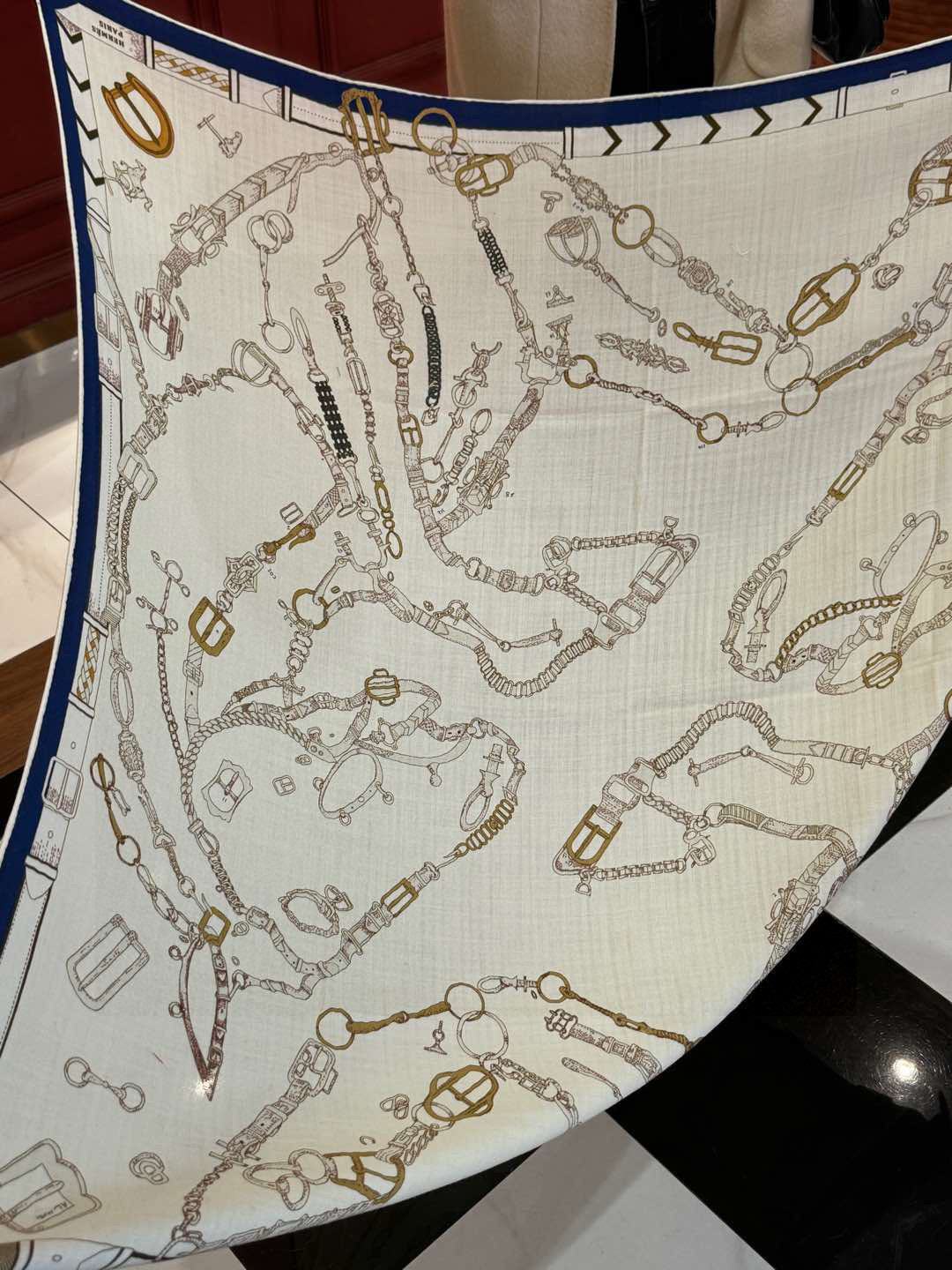  羊绒新款🆕👏👏买了都说好看‼️推荐💕爱马仕双面同色羊绒方巾【跃动的马儿双面同色140】，顶级工艺超值‼