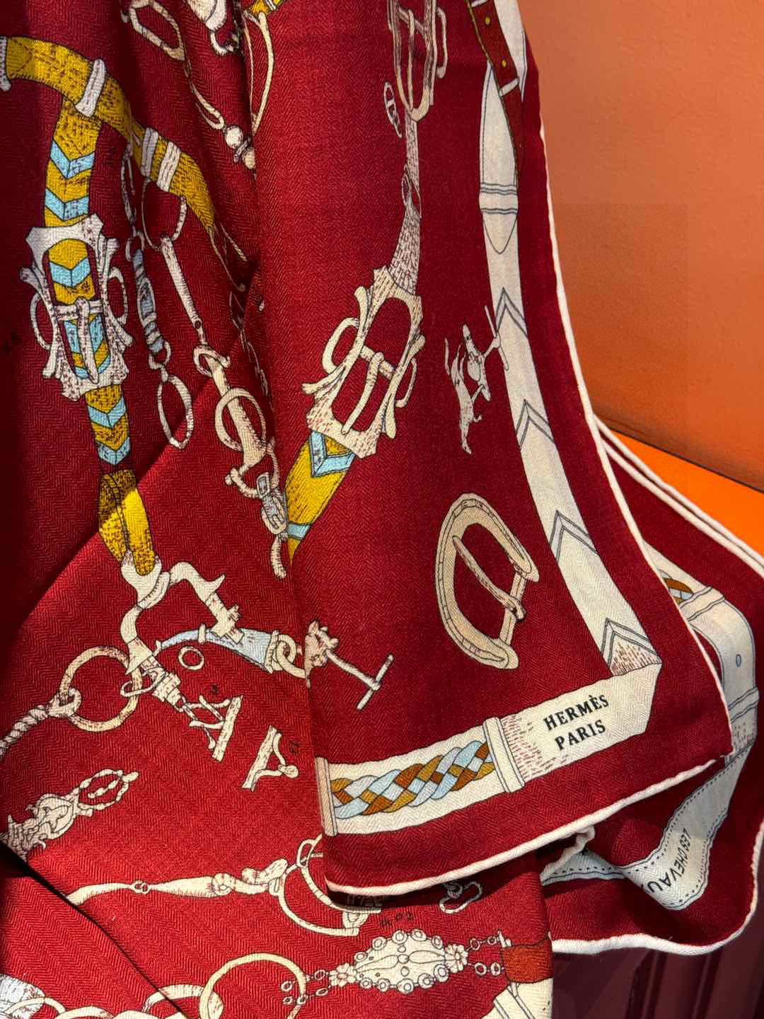  羊绒新款🆕👏👏买了都说好看‼️推荐💕爱马仕双面同色羊绒方巾【跃动的马儿双面同色140】，顶级工艺超值‼