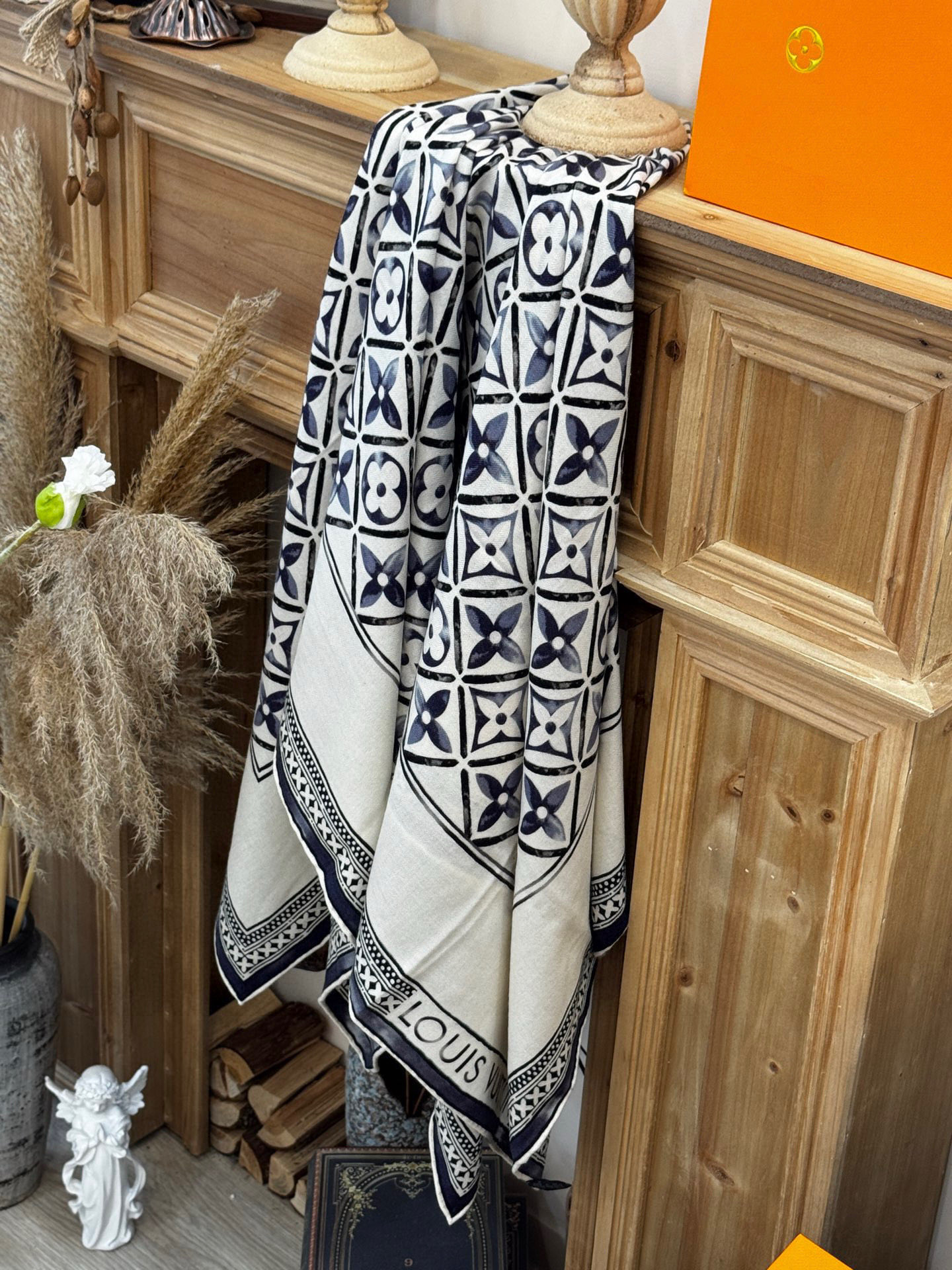   140顶级丝绒双面同色披肩
30%真丝70%羊绒
140*140方巾

本款丝绒方巾以满溢艺术气息的