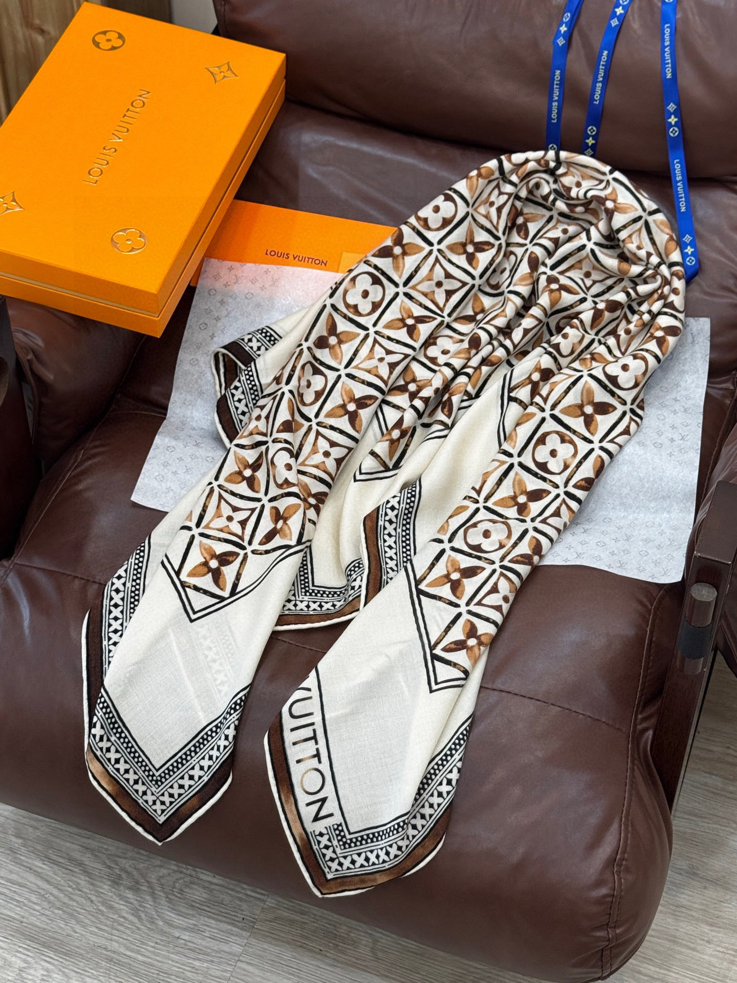   140顶级丝绒双面同色披肩
30%真丝70%羊绒
140*140方巾

本款丝绒方巾以满溢艺术气息的