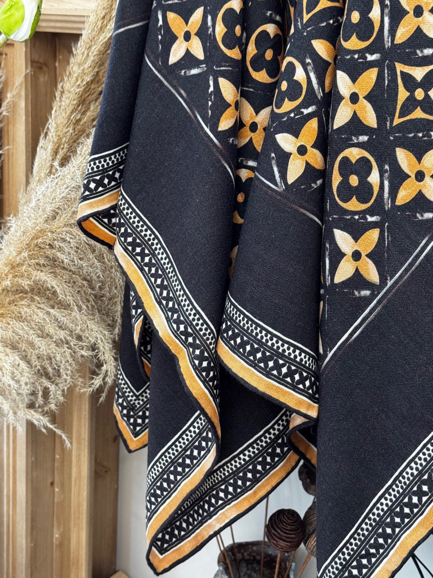   140顶级丝绒双面同色披肩
30%真丝70%羊绒
140*140方巾

本款丝绒方巾以满溢艺术气息的