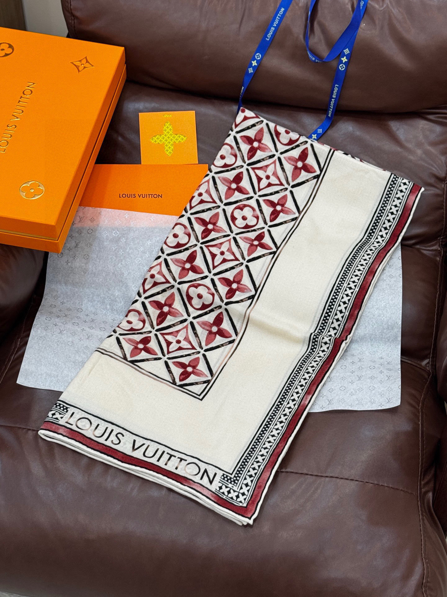   140顶级丝绒双面同色披肩
30%真丝70%羊绒
140*140方巾

本款丝绒方巾以满溢艺术气息的