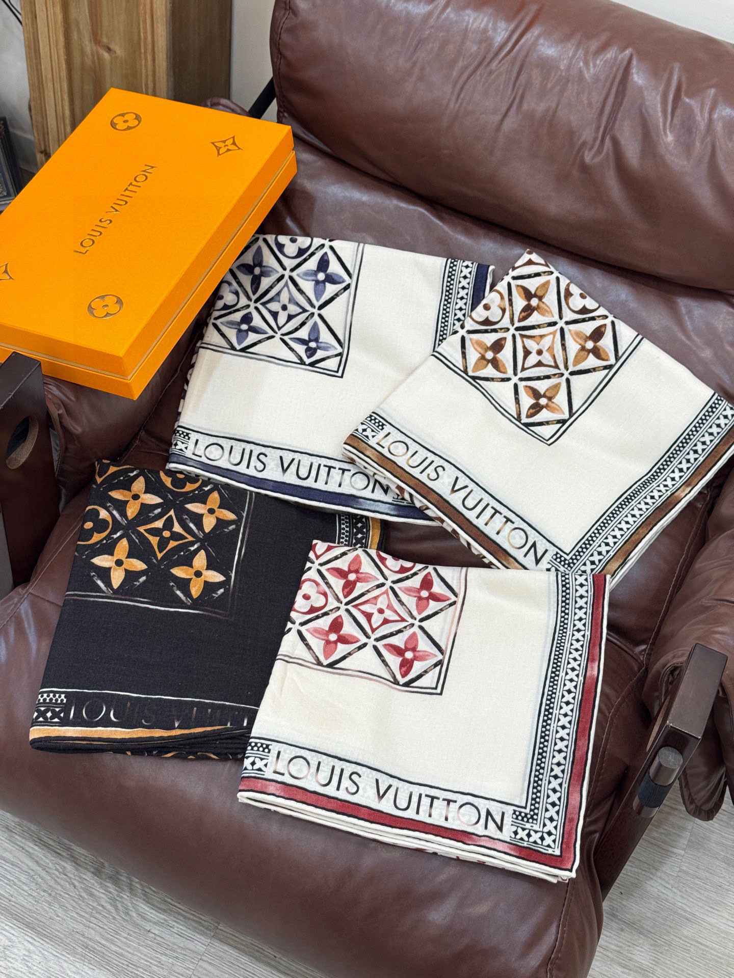   140顶级丝绒双面同色披肩
30%真丝70%羊绒
140*140方巾

本款丝绒方巾以满溢艺术气息的