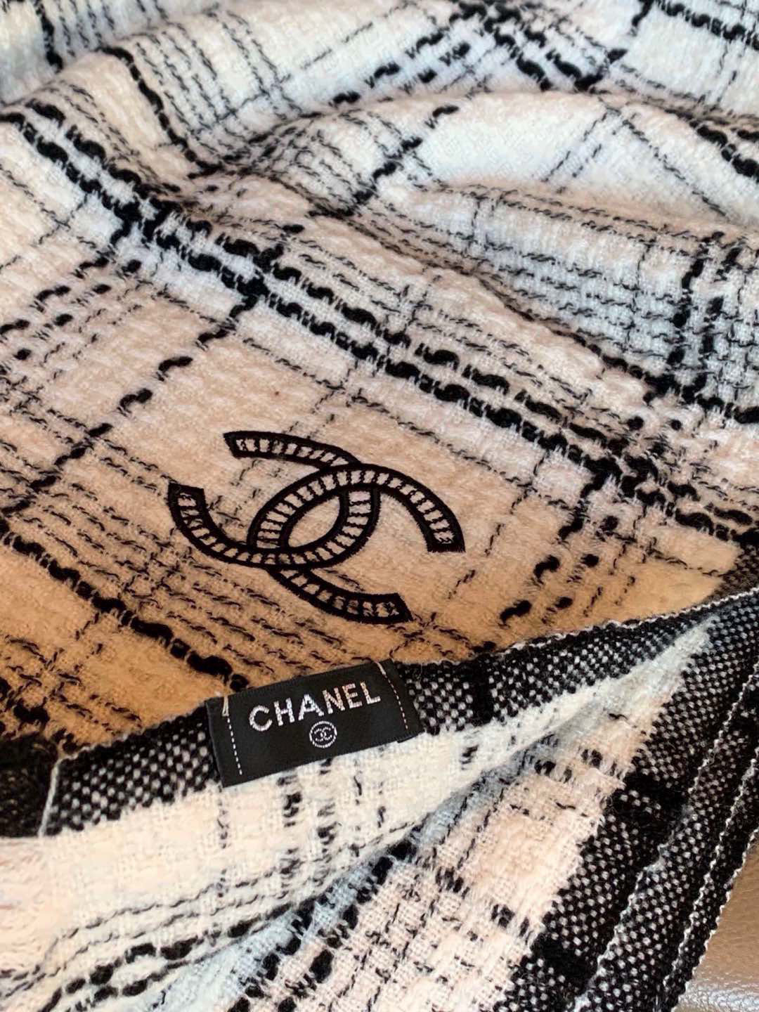  ‼️新😘😘香奈儿（CHANEL）年度最美‼️ 【双C编织格纹披肩】独家渠道原单货‼️年度最新力作 顶极