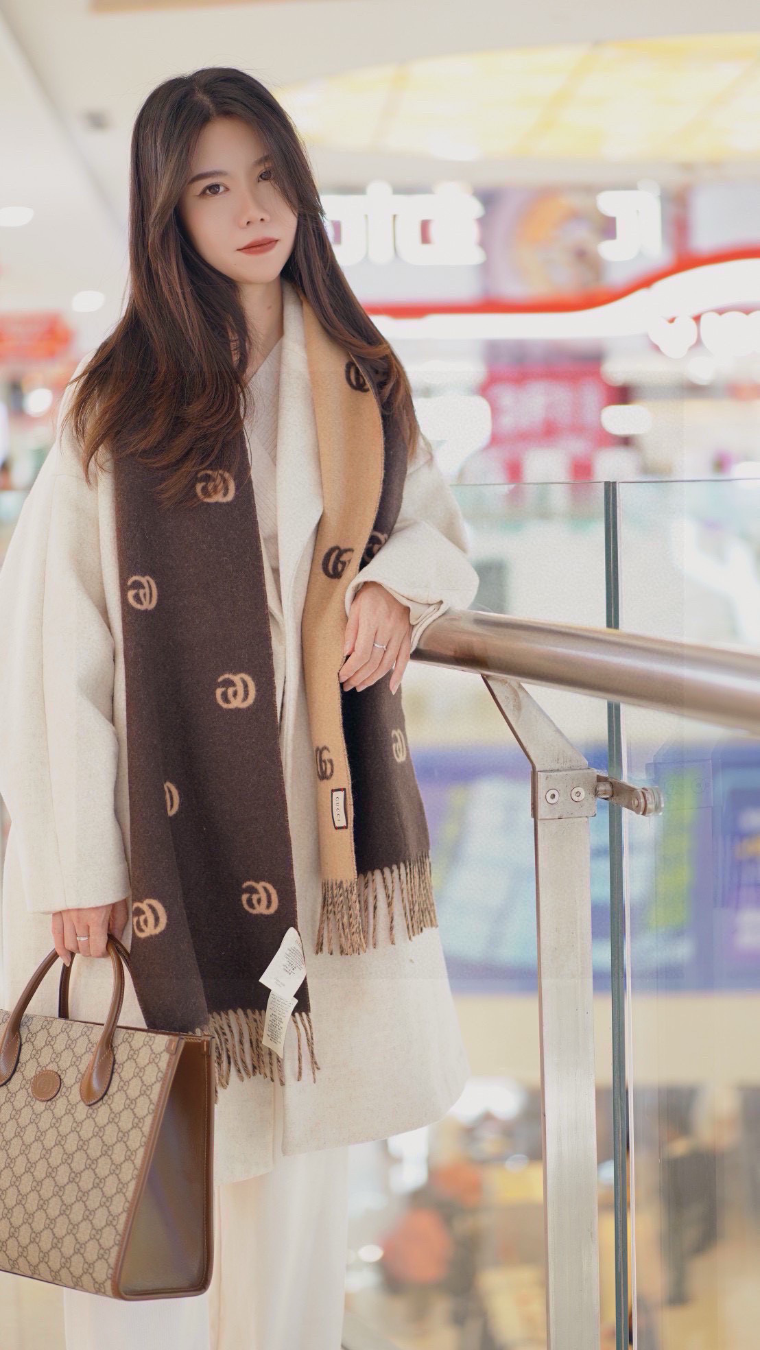   没见过吧，很少有人在柜里见过这条围巾😳当时发售的时候内地给的就特别少，原版是客户在日本中古店买到的❗