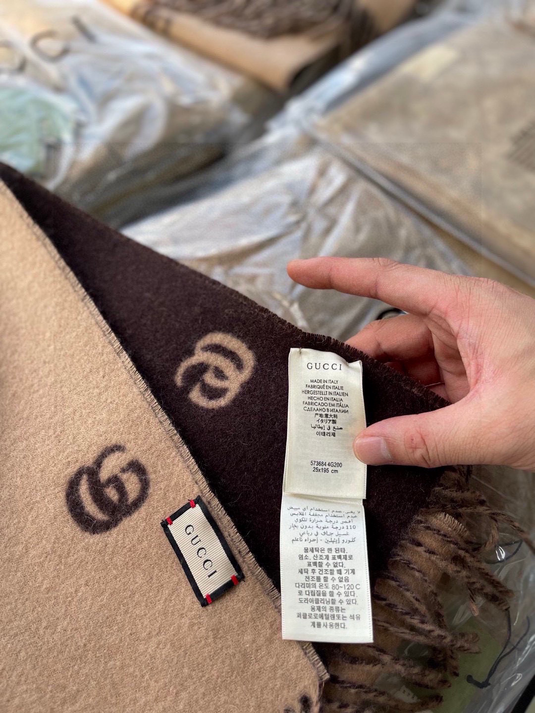   没见过吧，很少有人在柜里见过这条围巾😳当时发售的时候内地给的就特别少，原版是客户在日本中古店买到的❗