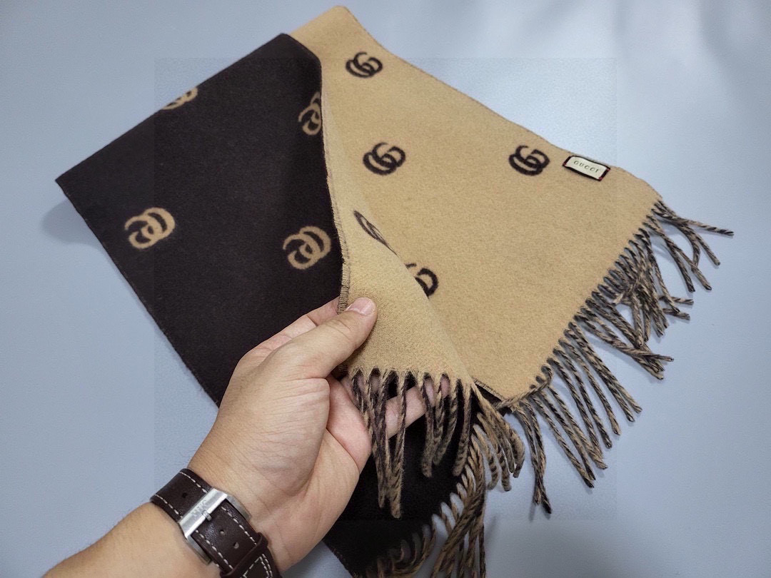   没见过吧，很少有人在柜里见过这条围巾😳当时发售的时候内地给的就特别少，原版是客户在日本中古店买到的❗