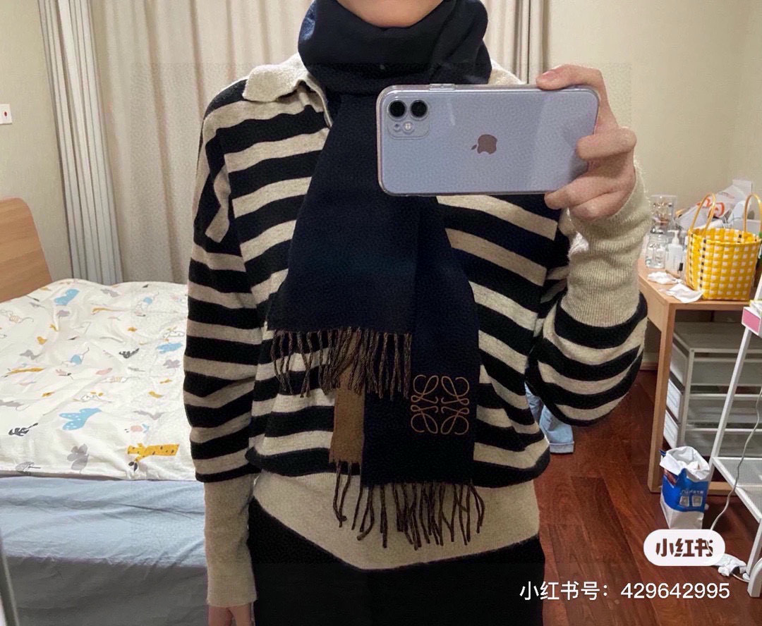    没见过吧，很少有人在柜里见过这条围巾😳当时发售的时候内地给的就特别少，原版是客户在日本中古店买到的