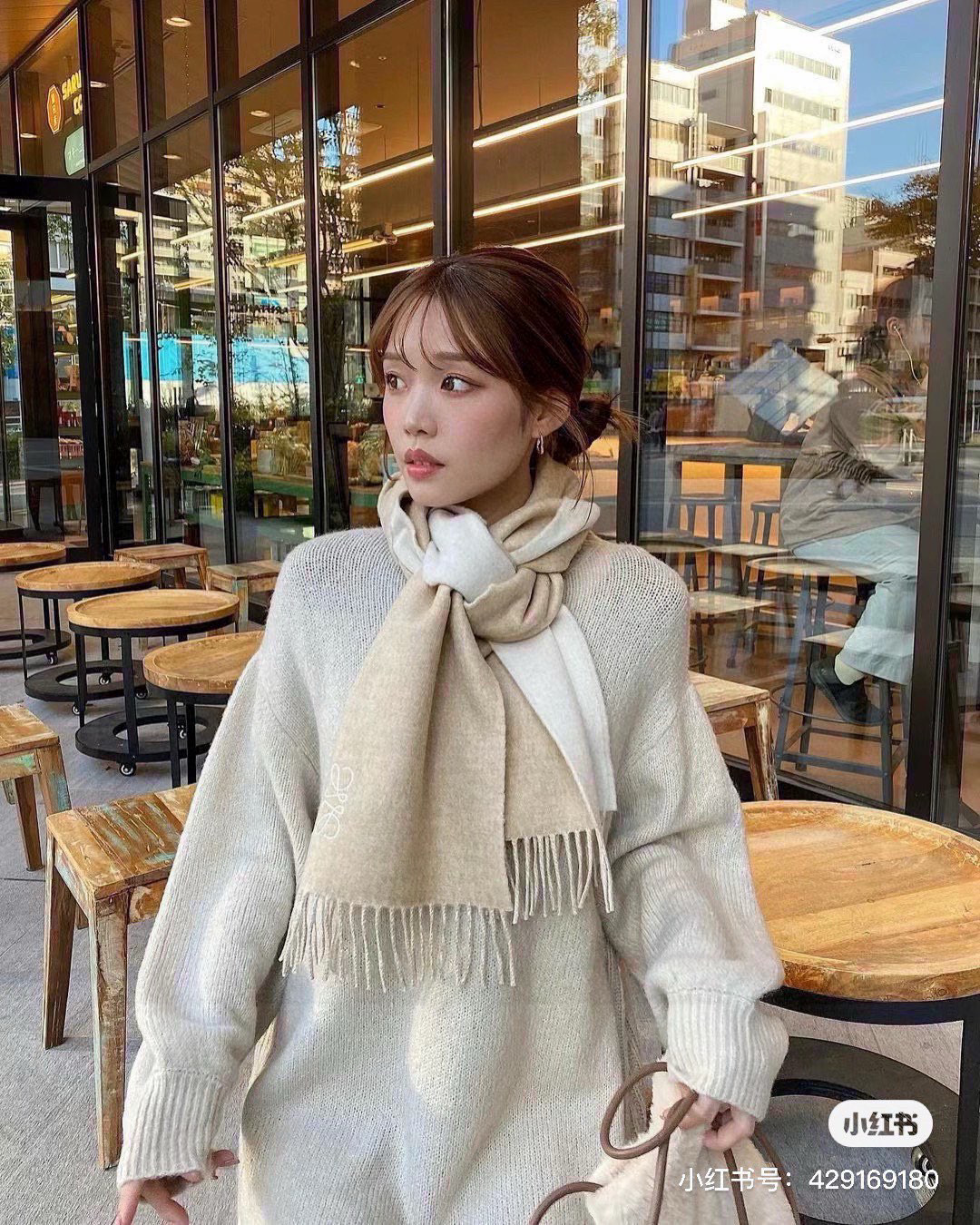    没见过吧，很少有人在柜里见过这条围巾😳当时发售的时候内地给的就特别少，原版是客户在日本中古店买到的