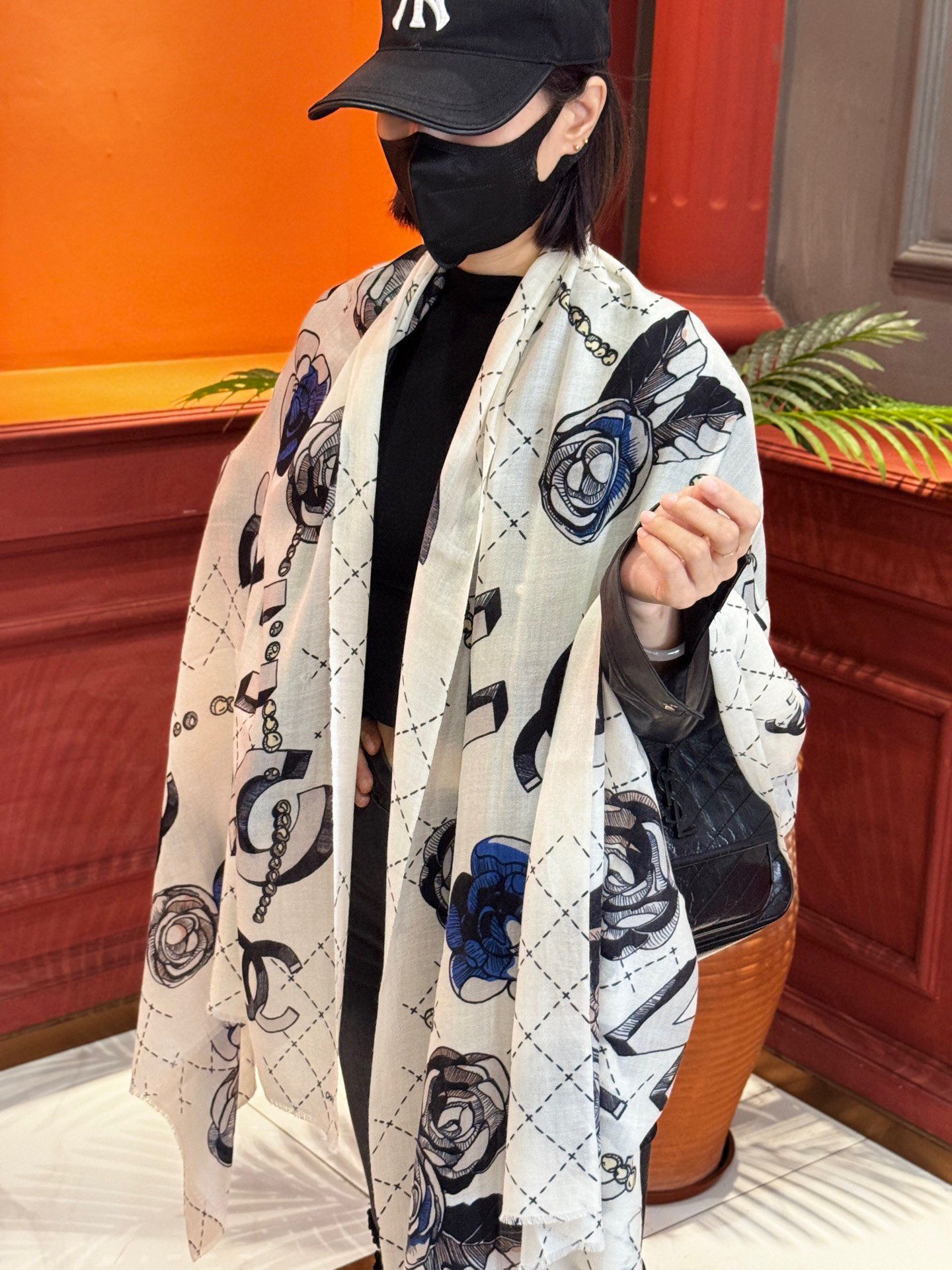  💄💋新款💖羊绒面料长巾 😘美翻了流泪【彩色山茶花长巾】御用殿堂级极‼️新款专柜在售 纯羊绒银线独特设计