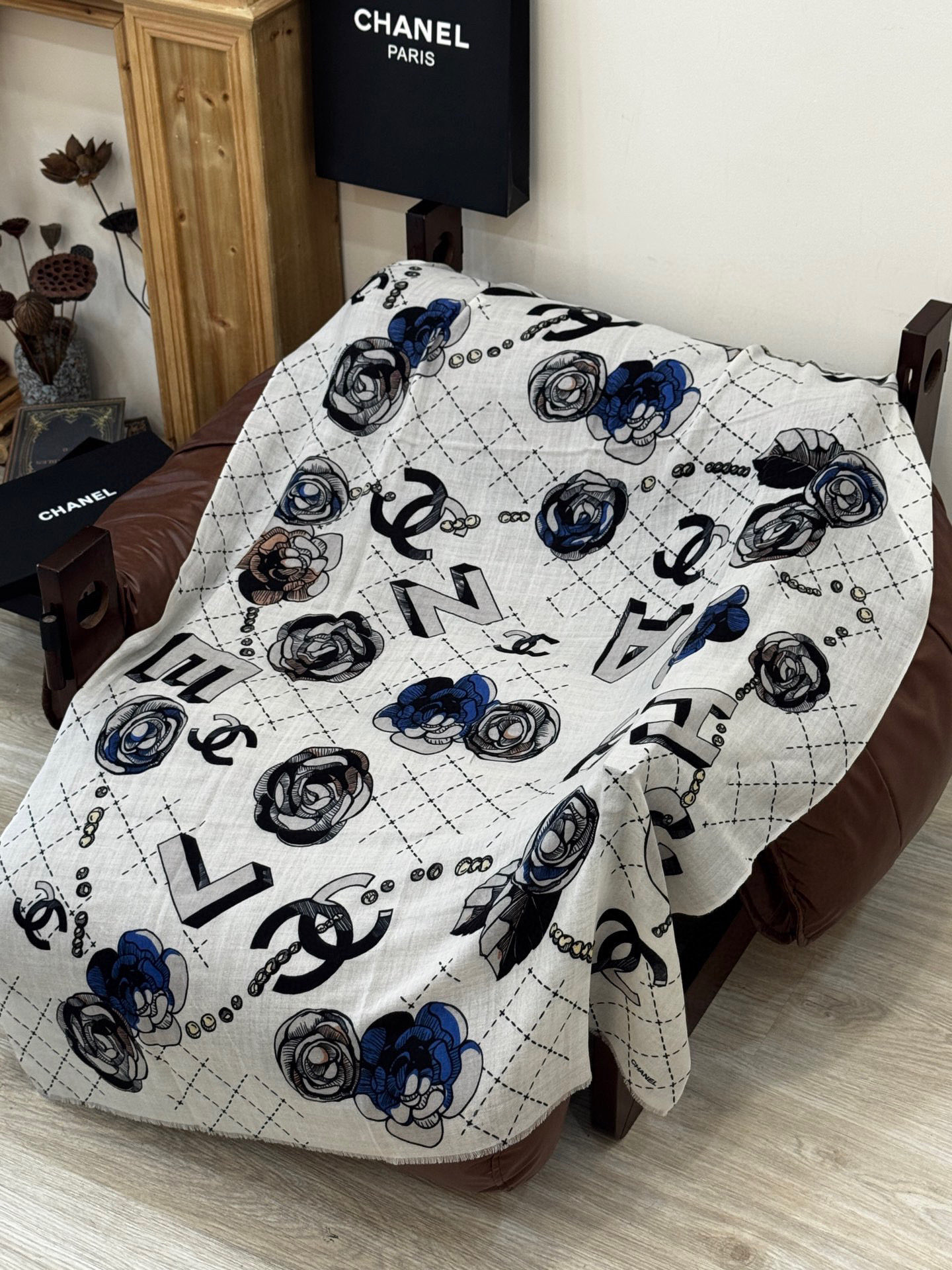  💄💋新款💖羊绒面料长巾 😘美翻了流泪【彩色山茶花长巾】御用殿堂级极‼️新款专柜在售 纯羊绒银线独特设计