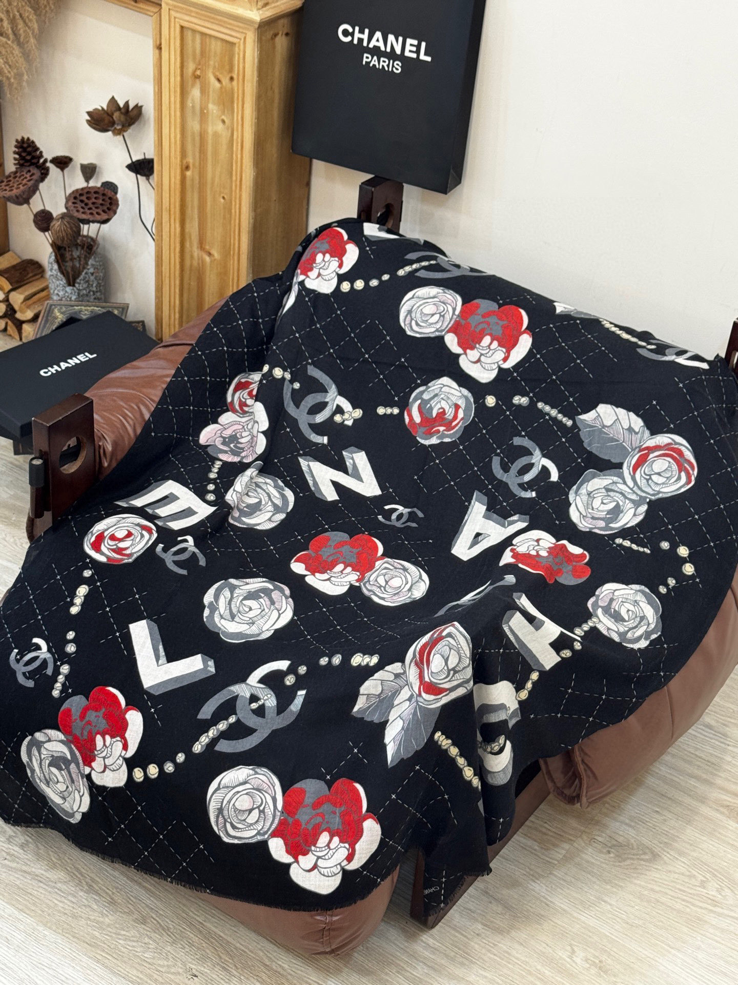  💄💋新款💖羊绒面料长巾 😘美翻了流泪【彩色山茶花长巾】御用殿堂级极‼️新款专柜在售 纯羊绒银线独特设计