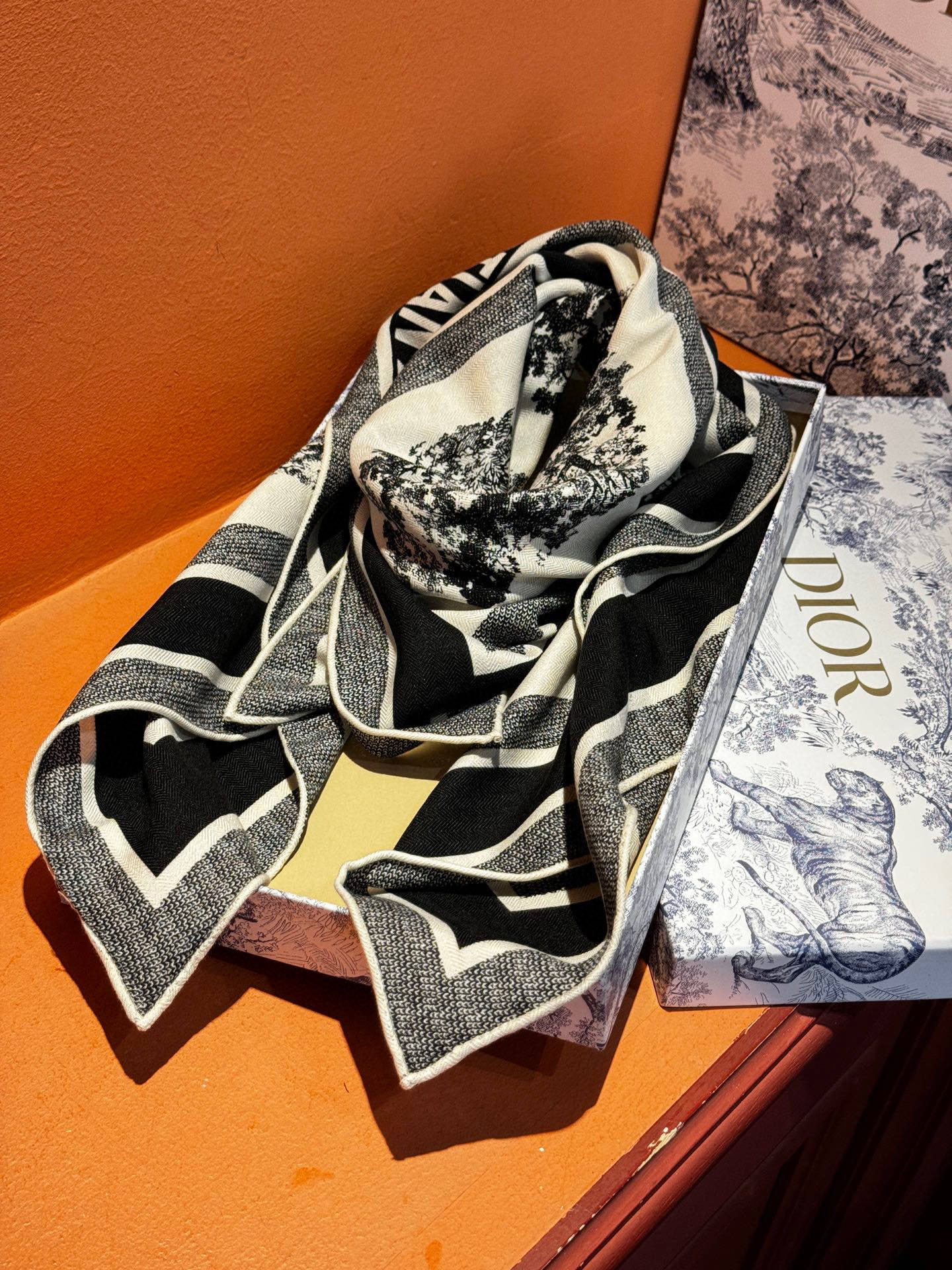  上新❤️ 𝐃𝐈𝐎𝐑 2025早春新款 《茹伊丛手绘方巾》
size：110x110 cm   【双面同