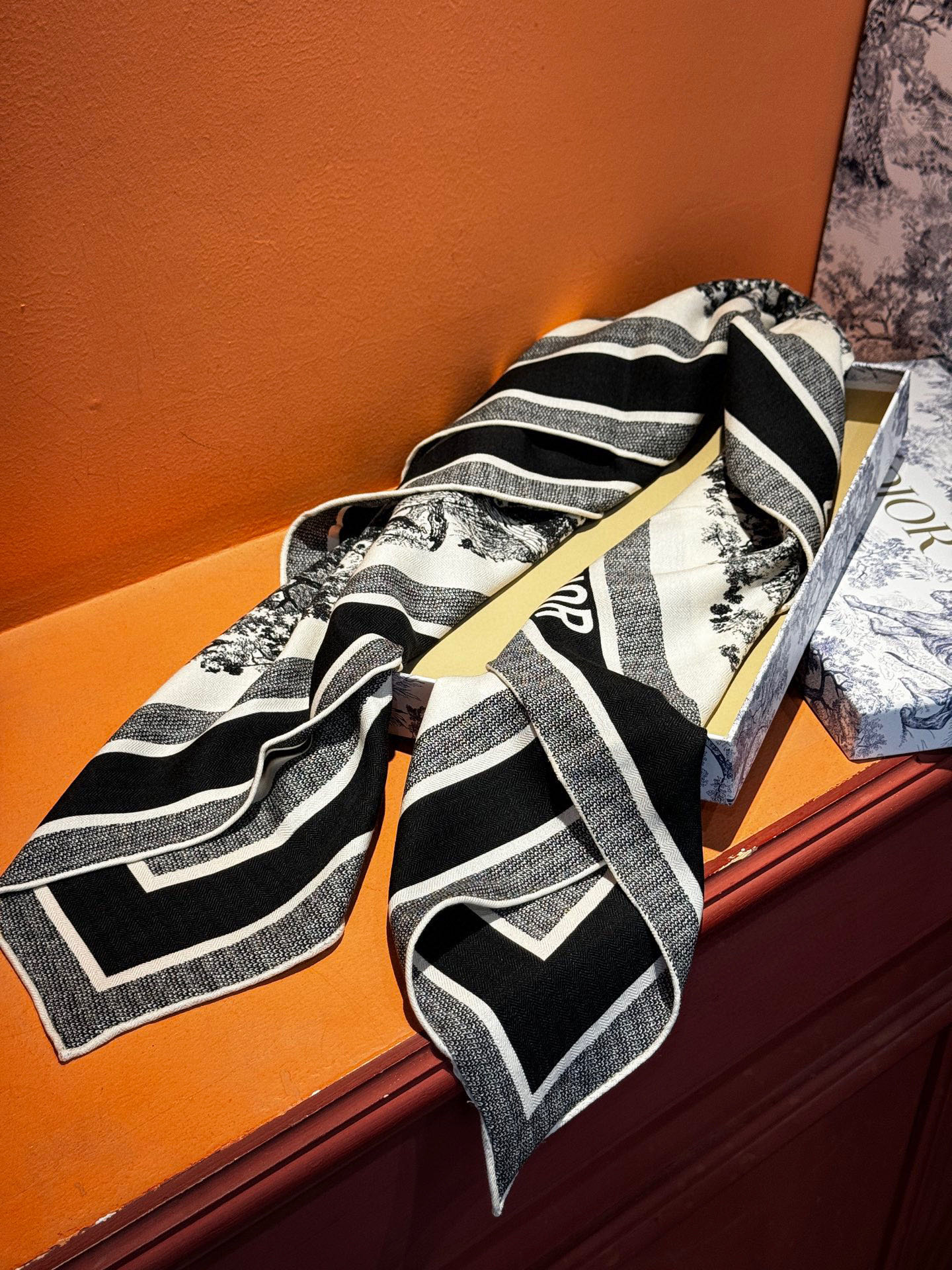  上新❤️ 𝐃𝐈𝐎𝐑 2025早春新款 《茹伊丛手绘方巾》
size：110x110 cm   【双面同