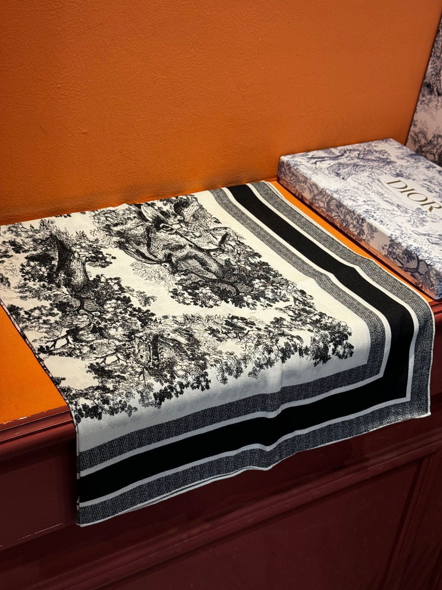  上新❤️ 𝐃𝐈𝐎𝐑 2025早春新款 《茹伊丛手绘方巾》
size：110x110 cm   【双面同