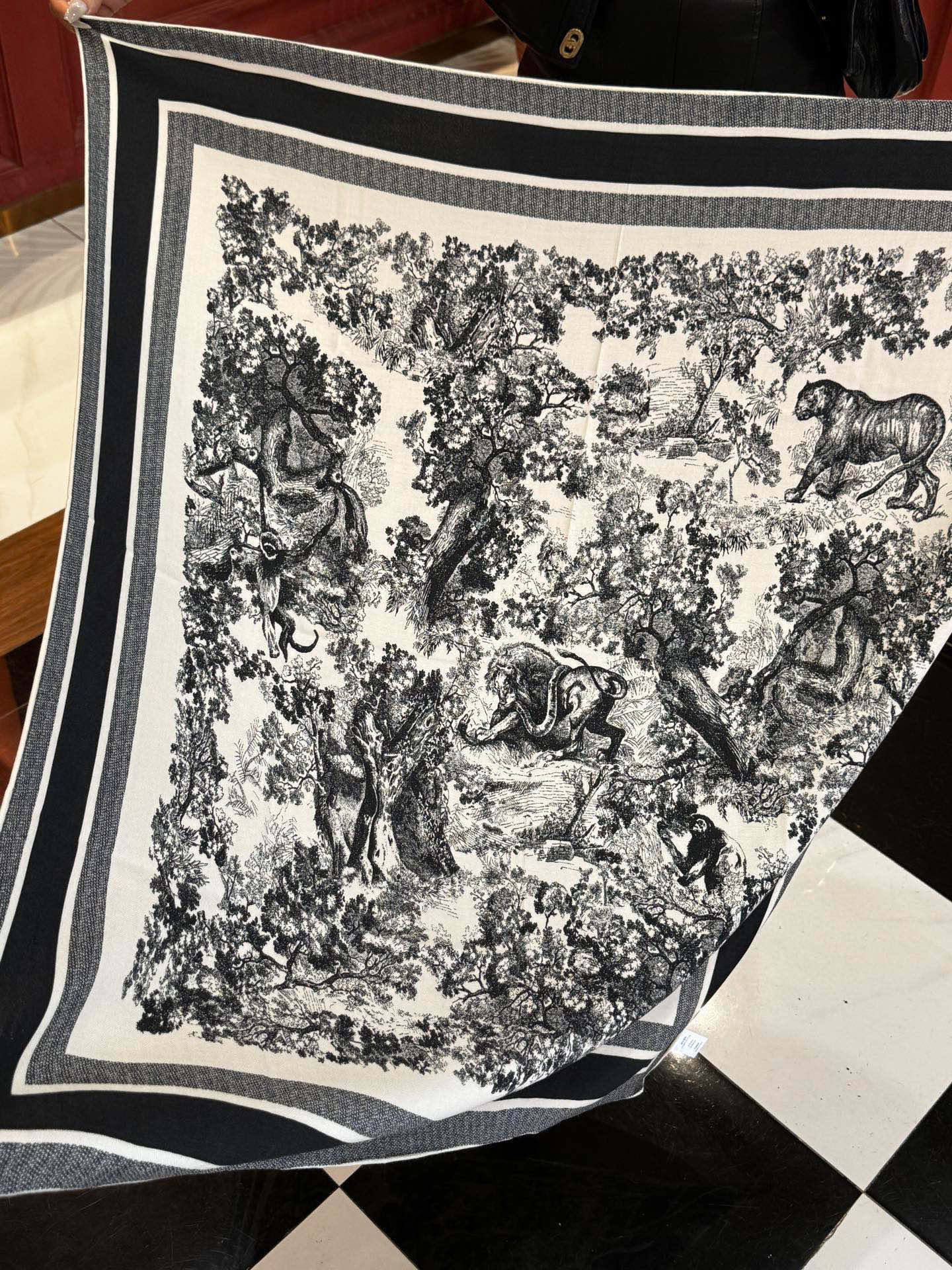  上新❤️ 𝐃𝐈𝐎𝐑 2025早春新款 《茹伊丛手绘方巾》
size：110x110 cm   【双面同