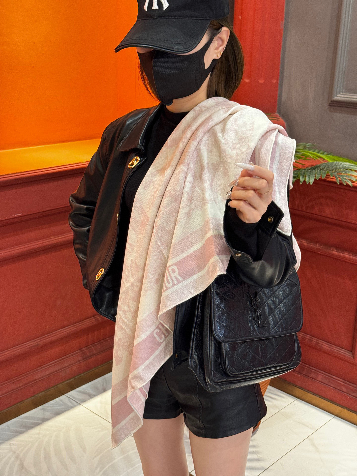  上新❤️ 𝐃𝐈𝐎𝐑 2025早春新款 《茹伊丛手绘方巾》
size：110x110 cm   【双面同