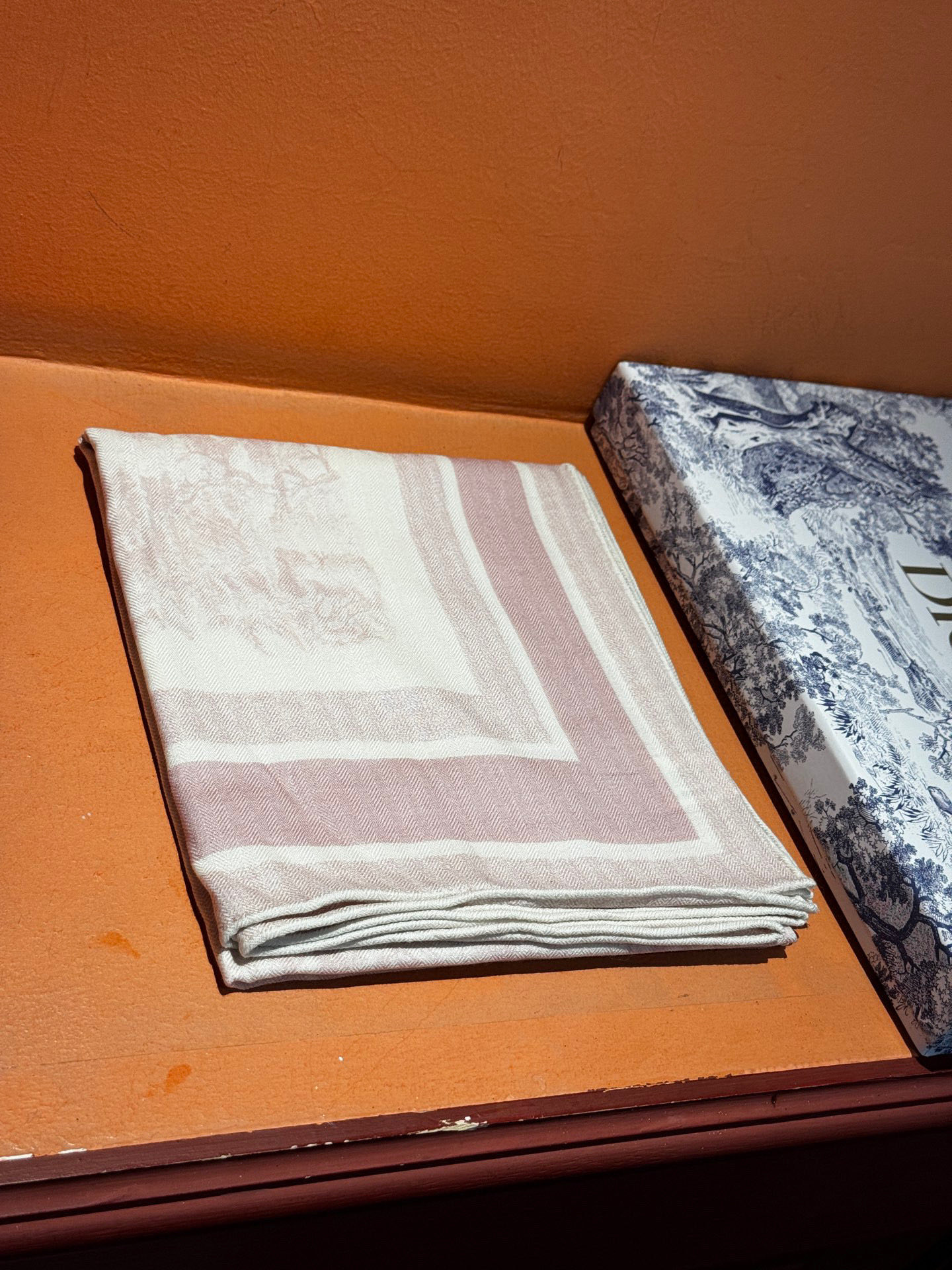  上新❤️ 𝐃𝐈𝐎𝐑 2025早春新款 《茹伊丛手绘方巾》
size：110x110 cm   【双面同