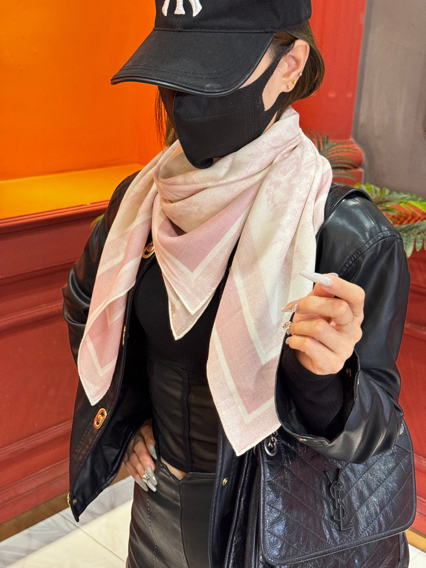  上新❤️ 𝐃𝐈𝐎𝐑 2025早春新款 《茹伊丛手绘方巾》
size：110x110 cm   【双面同