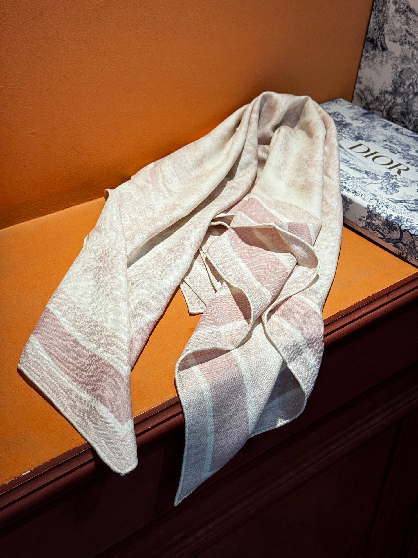  上新❤️ 𝐃𝐈𝐎𝐑 2025早春新款 《茹伊丛手绘方巾》
size：110x110 cm   【双面同