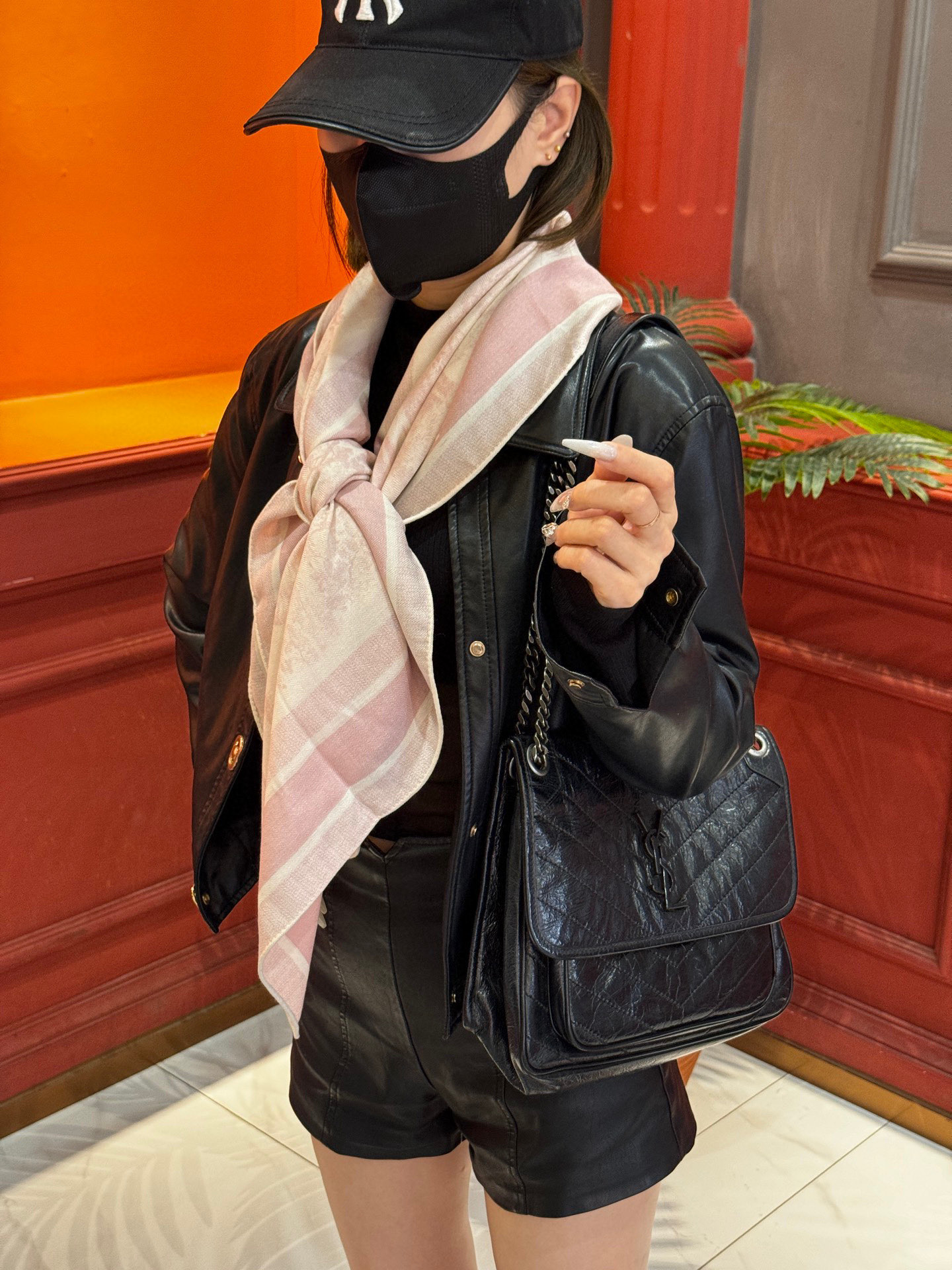  上新❤️ 𝐃𝐈𝐎𝐑 2025早春新款 《茹伊丛手绘方巾》
size：110x110 cm   【双面同