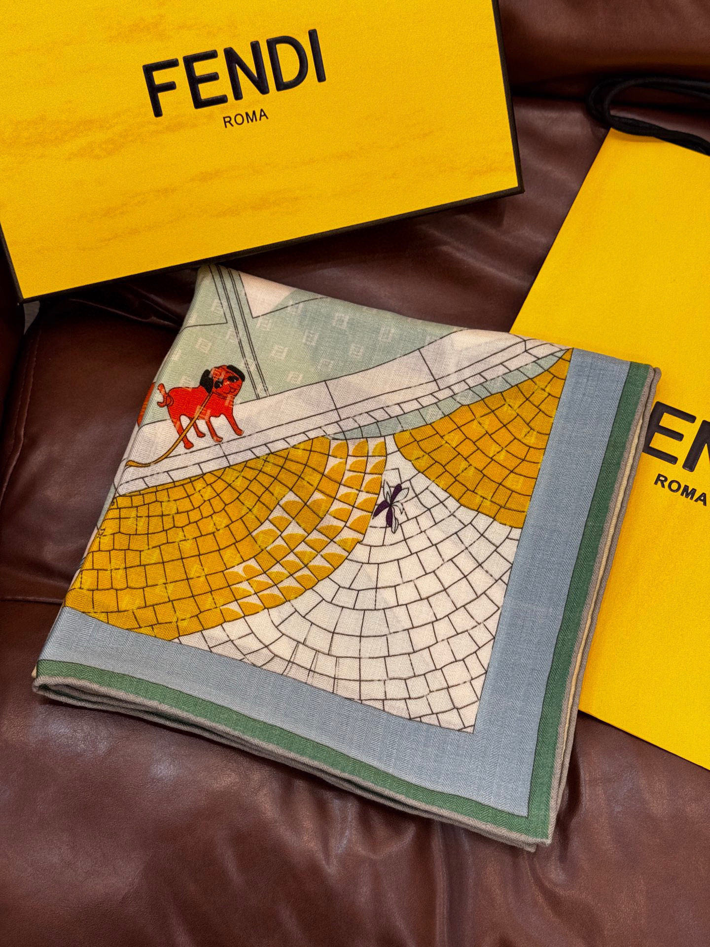   Fendi方形围巾 丝绒材质。采用定制的“Walking around Rome”图案，灵感源自罗马