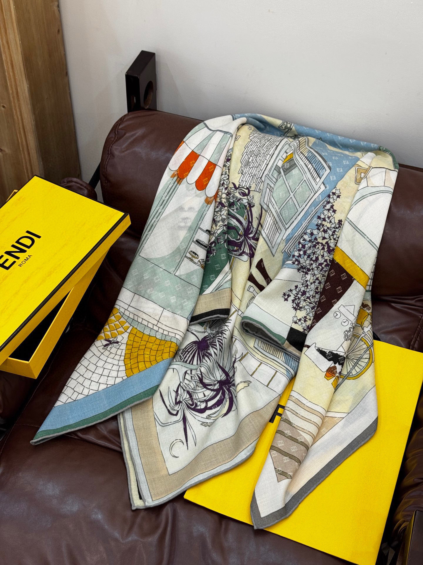   Fendi方形围巾 丝绒材质。采用定制的“Walking around Rome”图案，灵感源自罗马