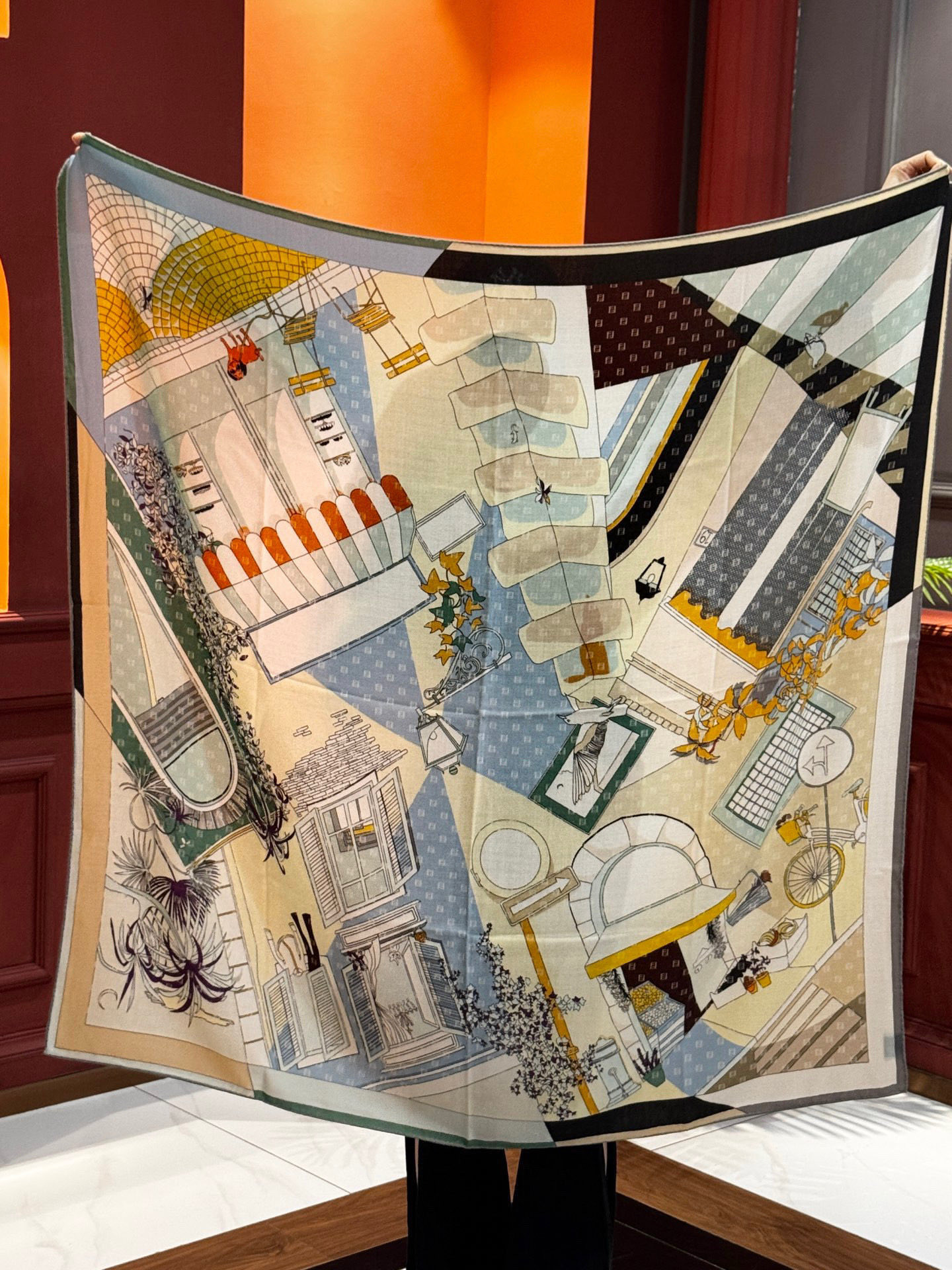   Fendi方形围巾 丝绒材质。采用定制的“Walking around Rome”图案，灵感源自罗马