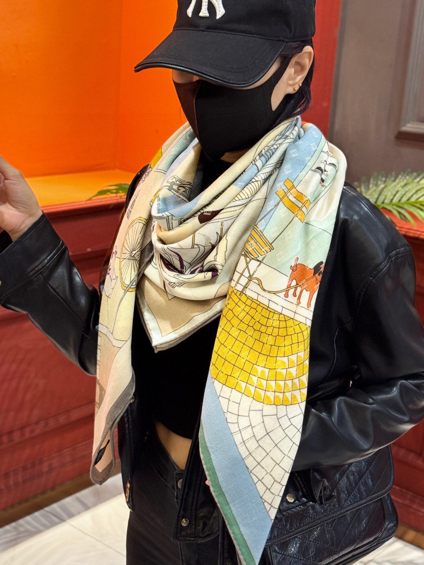   Fendi方形围巾 丝绒材质。采用定制的“Walking around Rome”图案，灵感源自罗马