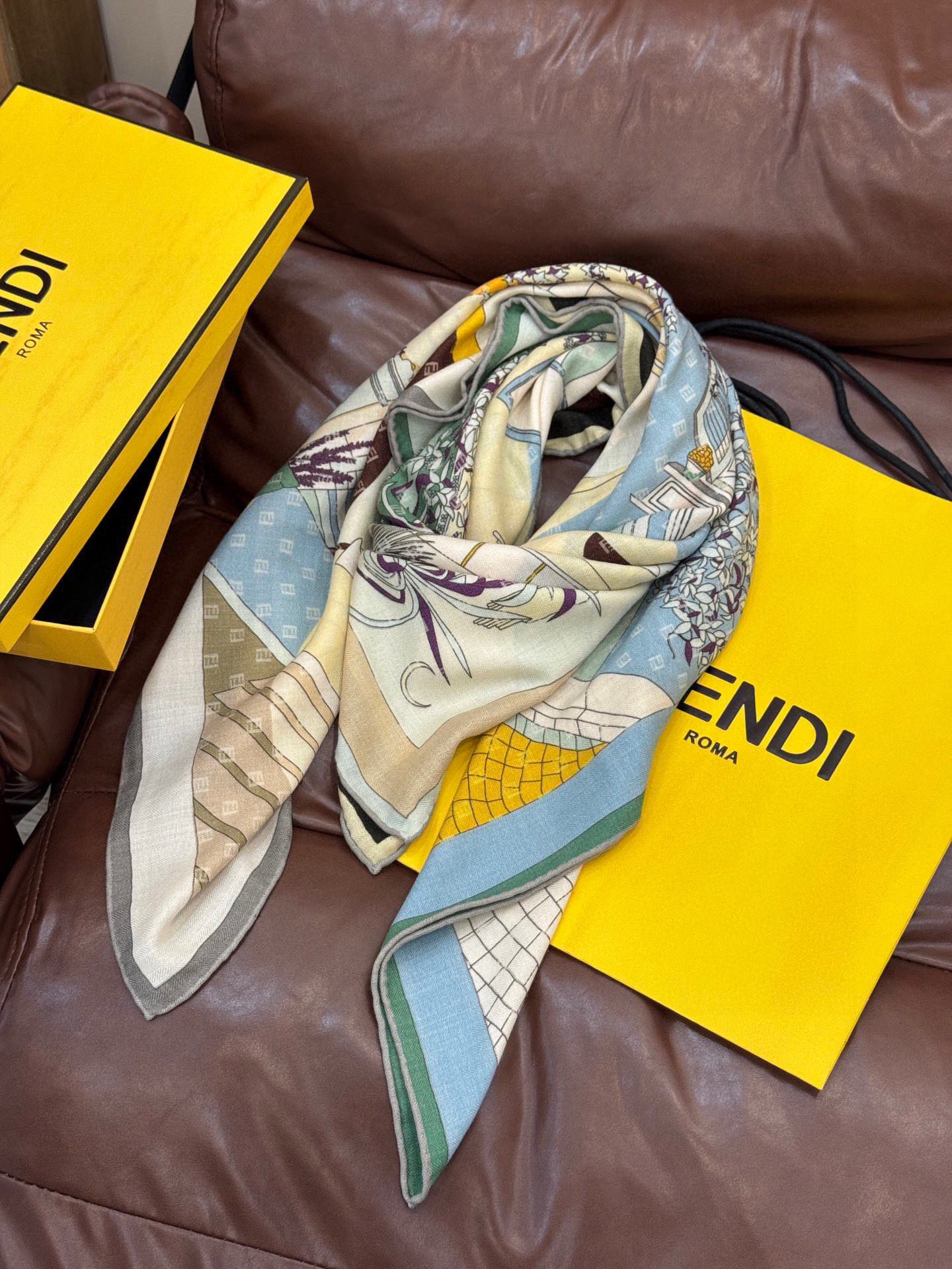   Fendi方形围巾 丝绒材质。采用定制的“Walking around Rome”图案，灵感源自罗马