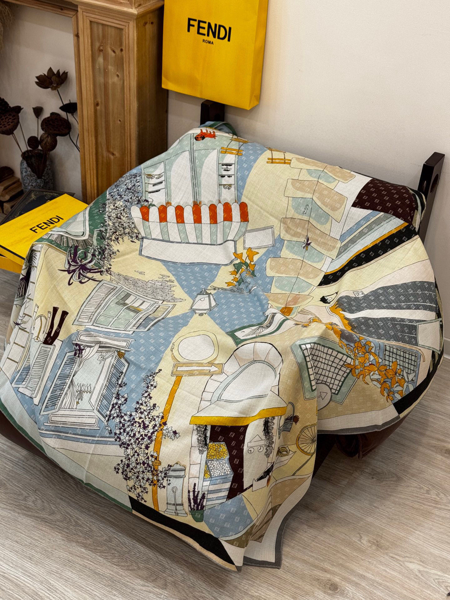   Fendi方形围巾 丝绒材质。采用定制的“Walking around Rome”图案，灵感源自罗马