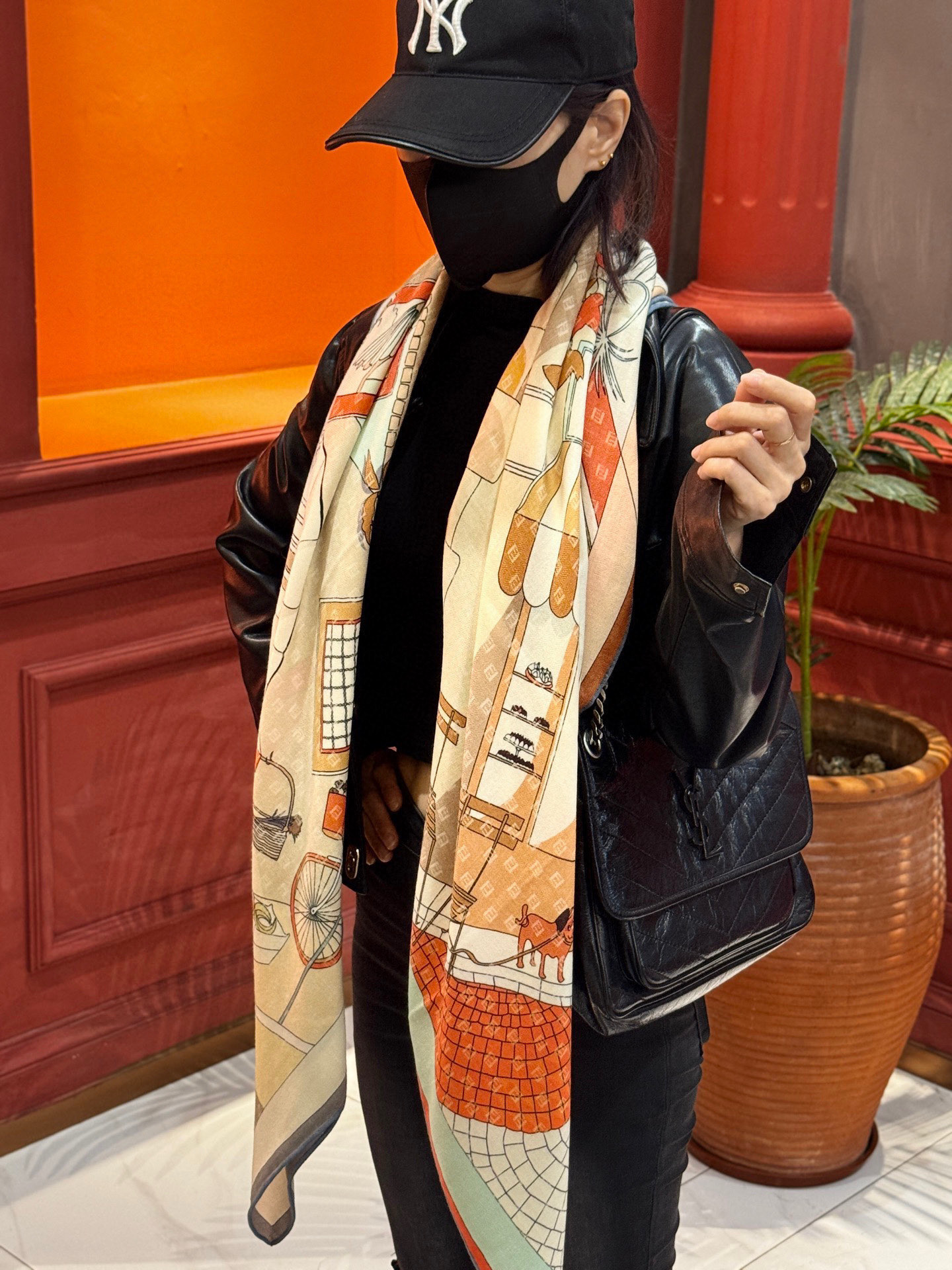   Fendi方形围巾 丝绒材质。采用定制的“Walking around Rome”图案，灵感源自罗马