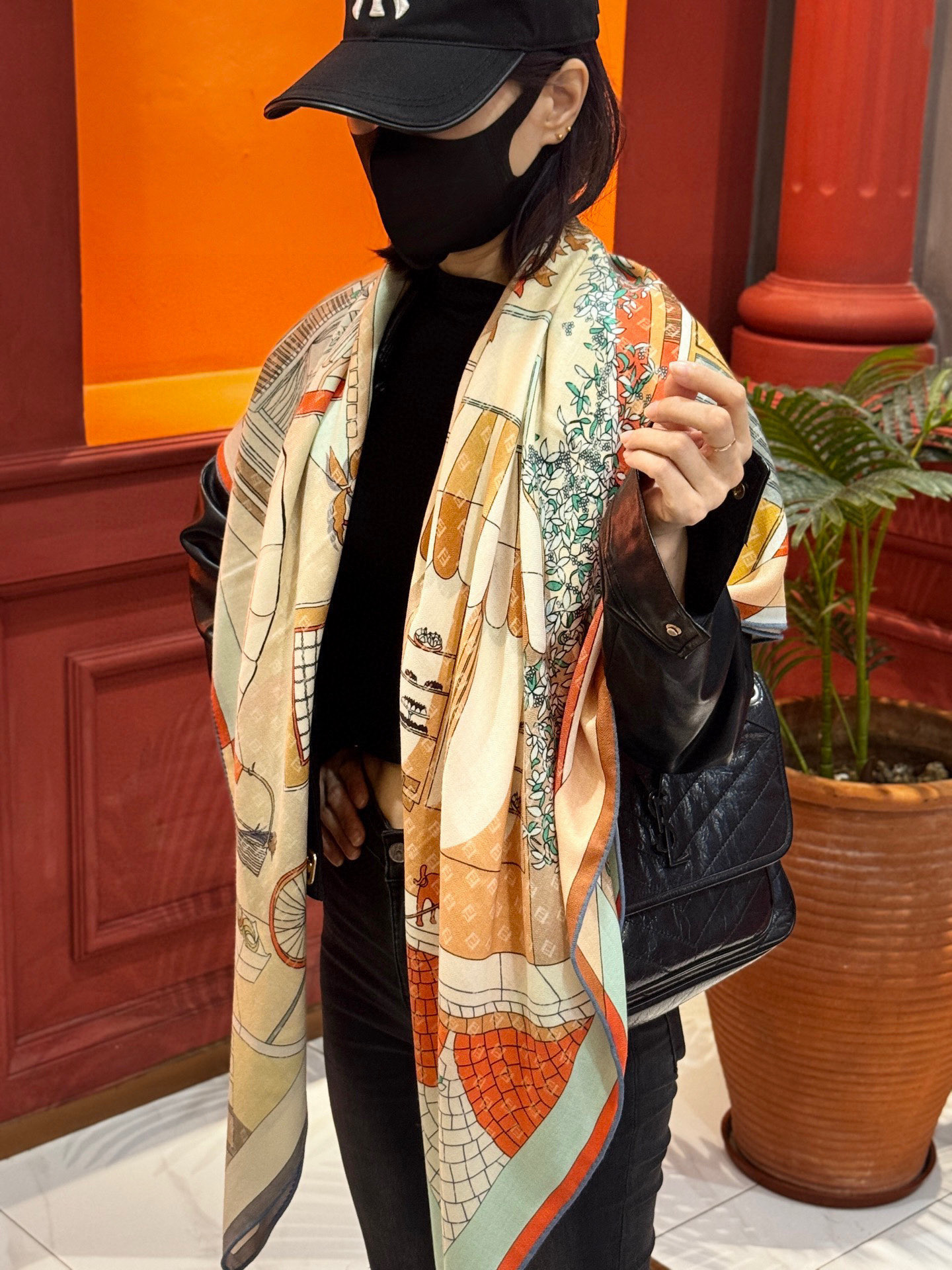   Fendi方形围巾 丝绒材质。采用定制的“Walking around Rome”图案，灵感源自罗马