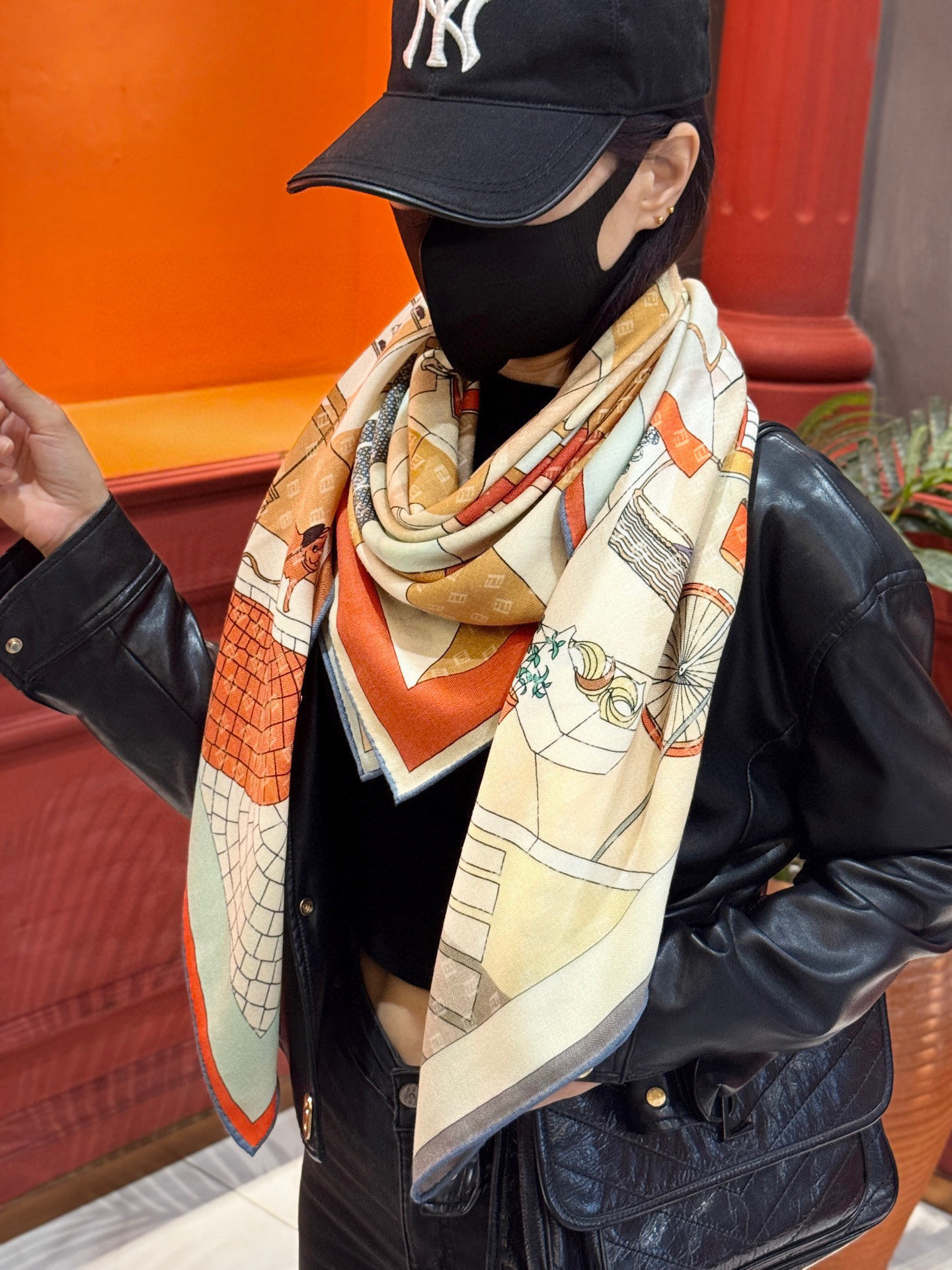   Fendi方形围巾 丝绒材质。采用定制的“Walking around Rome”图案，灵感源自罗马