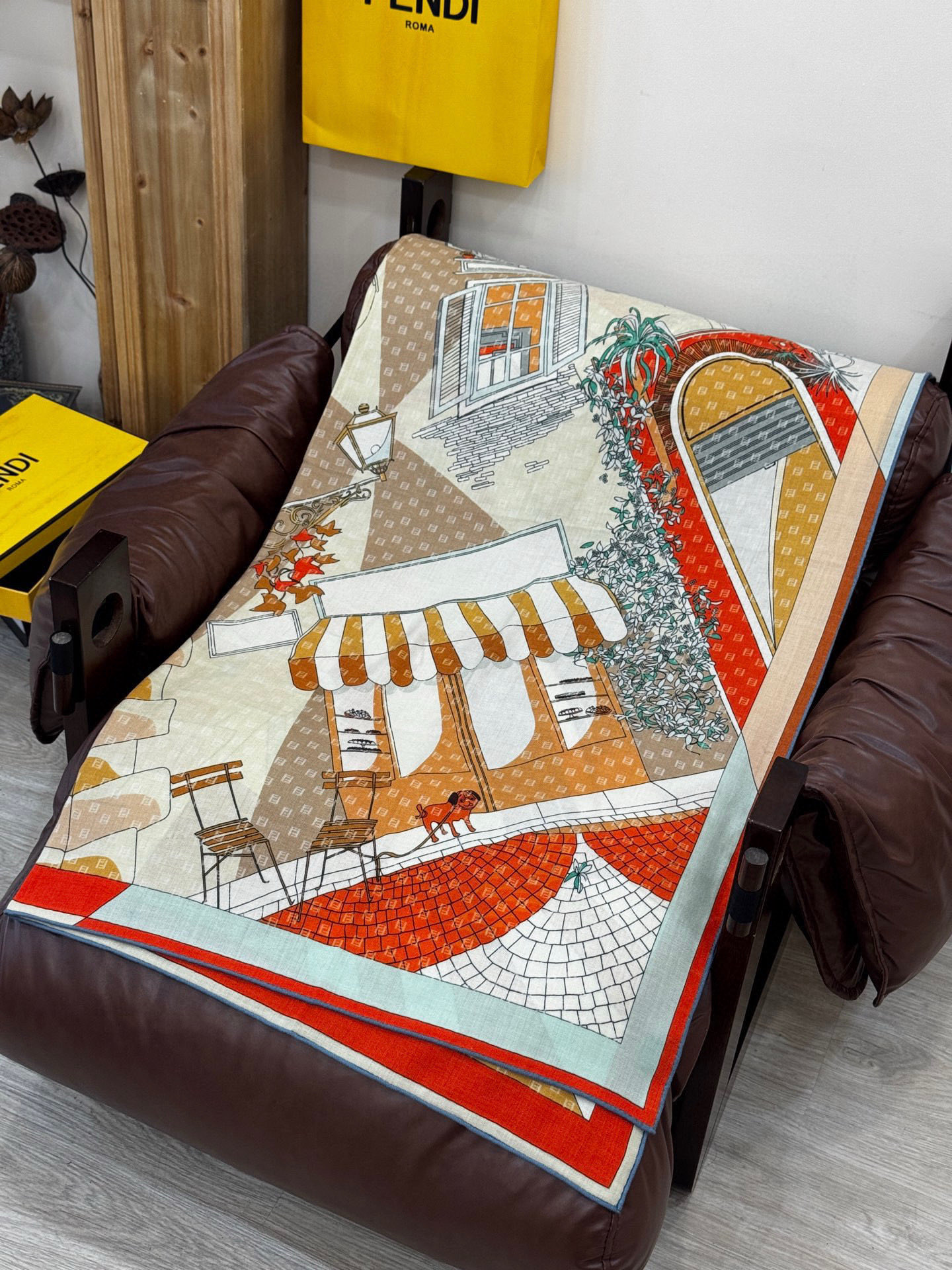   Fendi方形围巾 丝绒材质。采用定制的“Walking around Rome”图案，灵感源自罗马