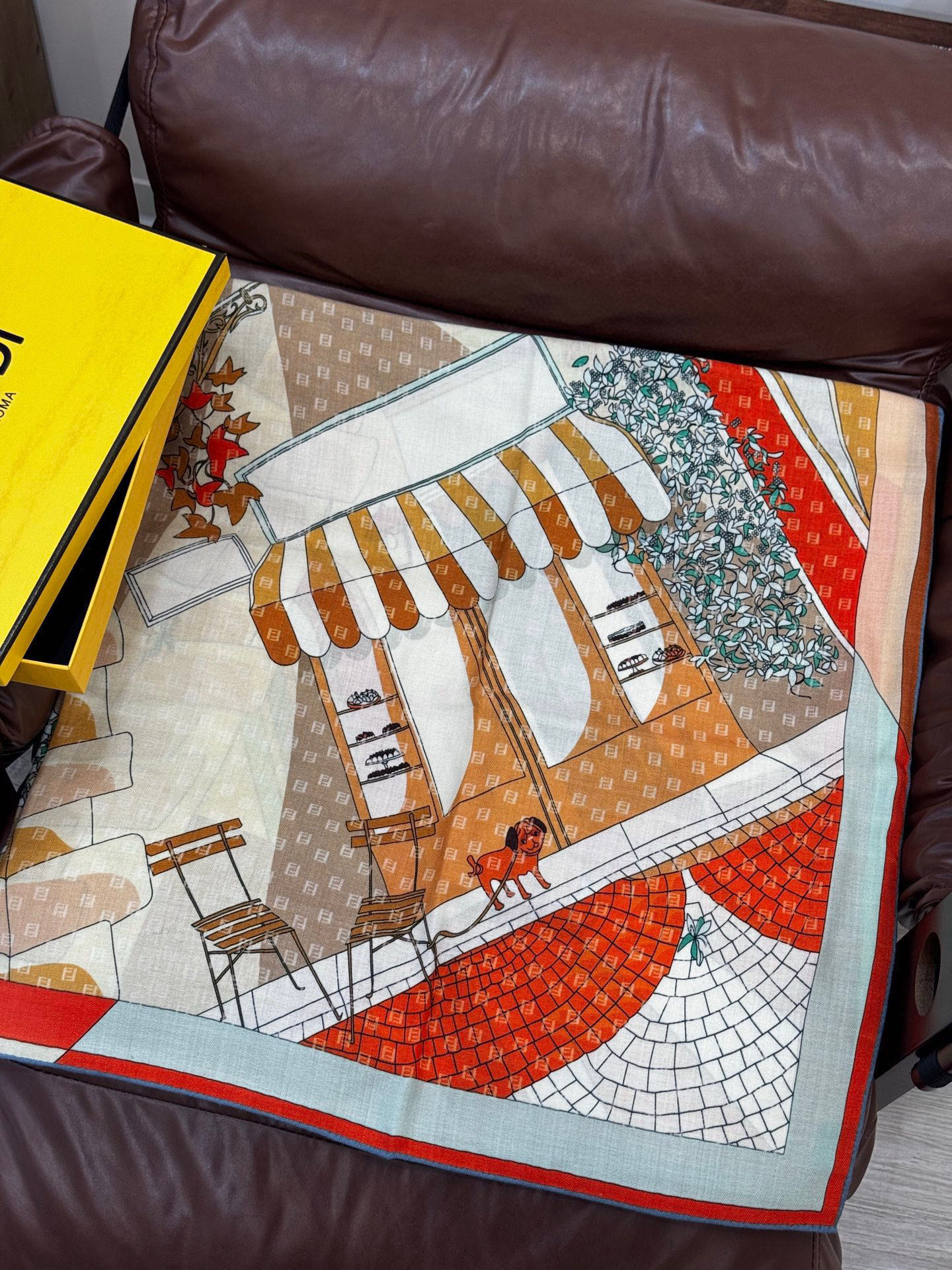   Fendi方形围巾 丝绒材质。采用定制的“Walking around Rome”图案，灵感源自罗马