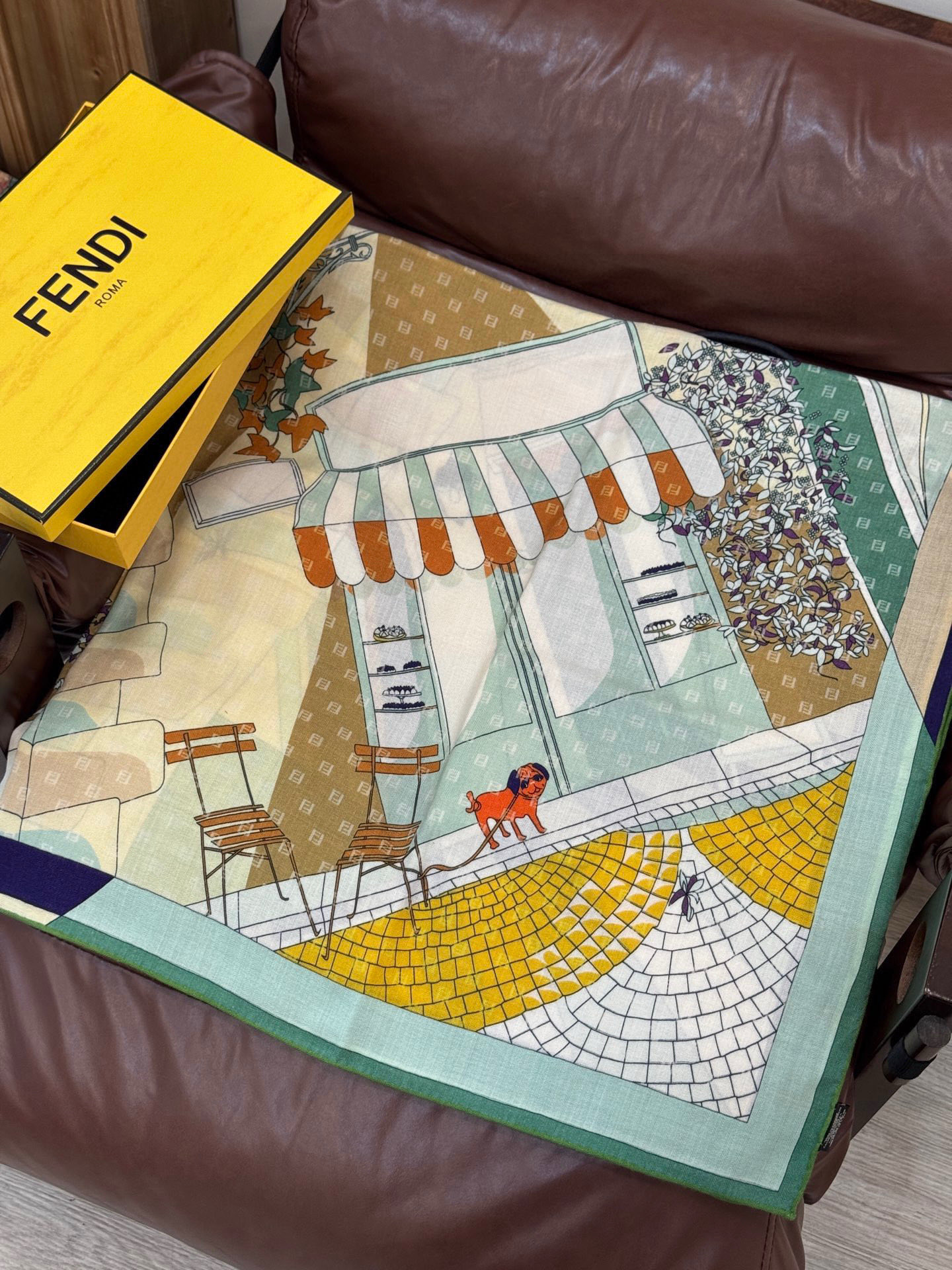   Fendi方形围巾 丝绒材质。采用定制的“Walking around Rome”图案，灵感源自罗马