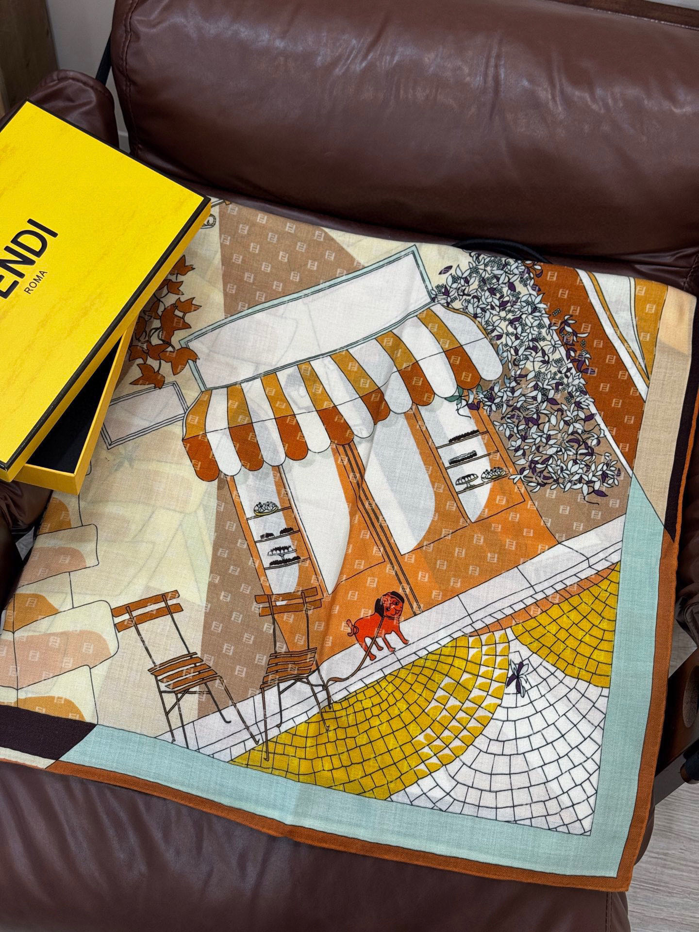   Fendi方形围巾 丝绒材质。采用定制的“Walking around Rome”图案，灵感源自罗马