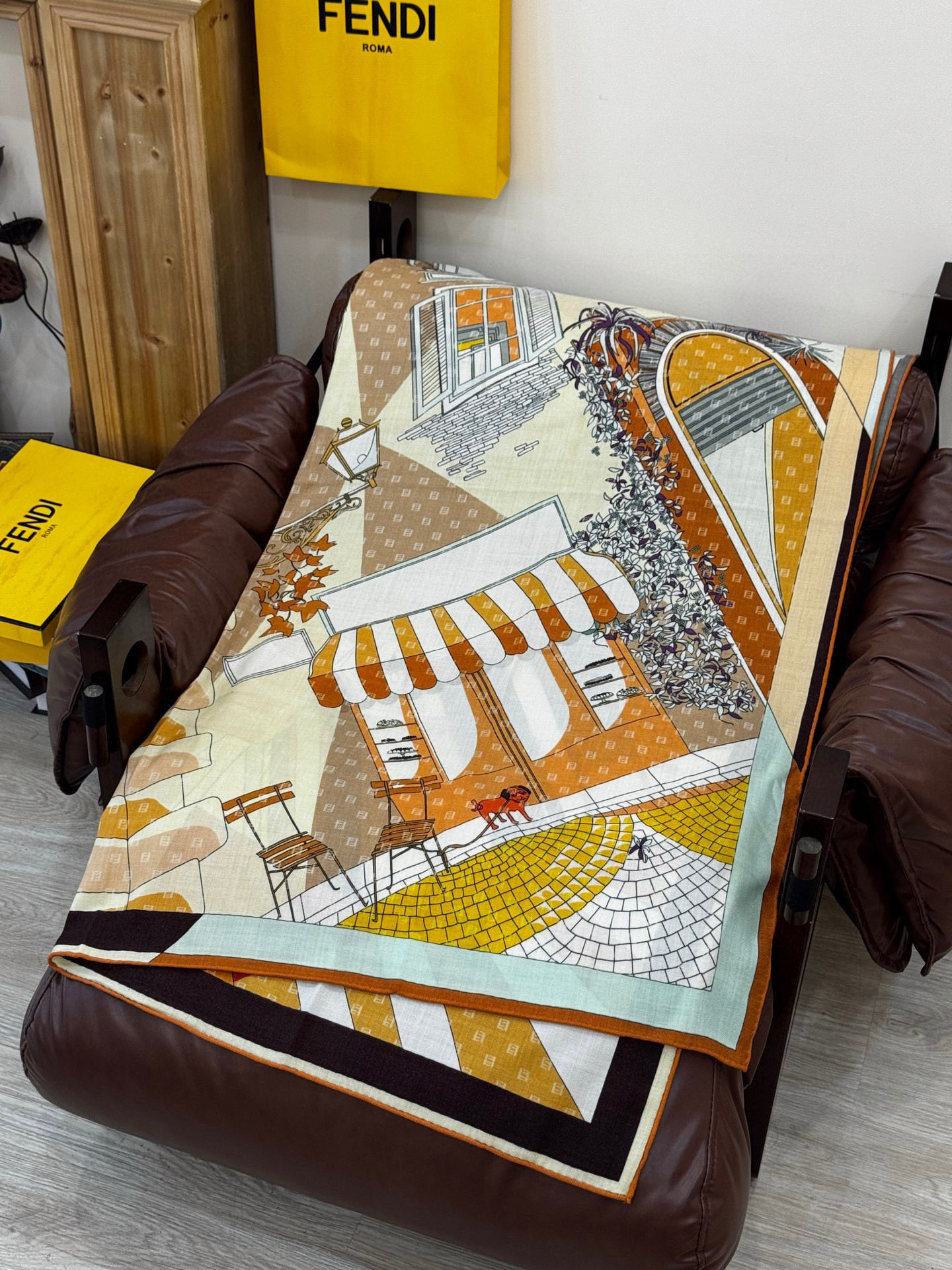  Fendi方形围巾 丝绒材质。采用定制的“Walking around Rome”图案，灵感源自罗马