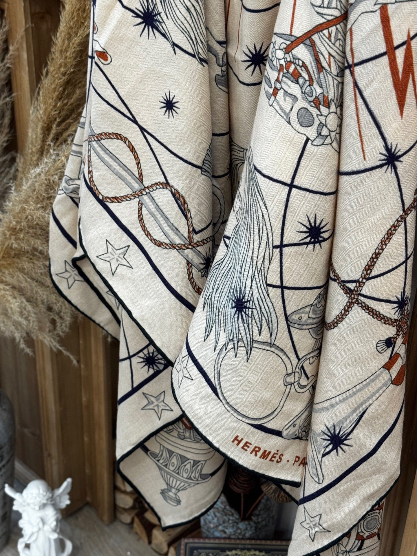   “星辰合唱曲”140丝毛双面同色披肩

手工卷边丝毛方巾（30%桑蚕丝70%羊毛）

这款经典单品展