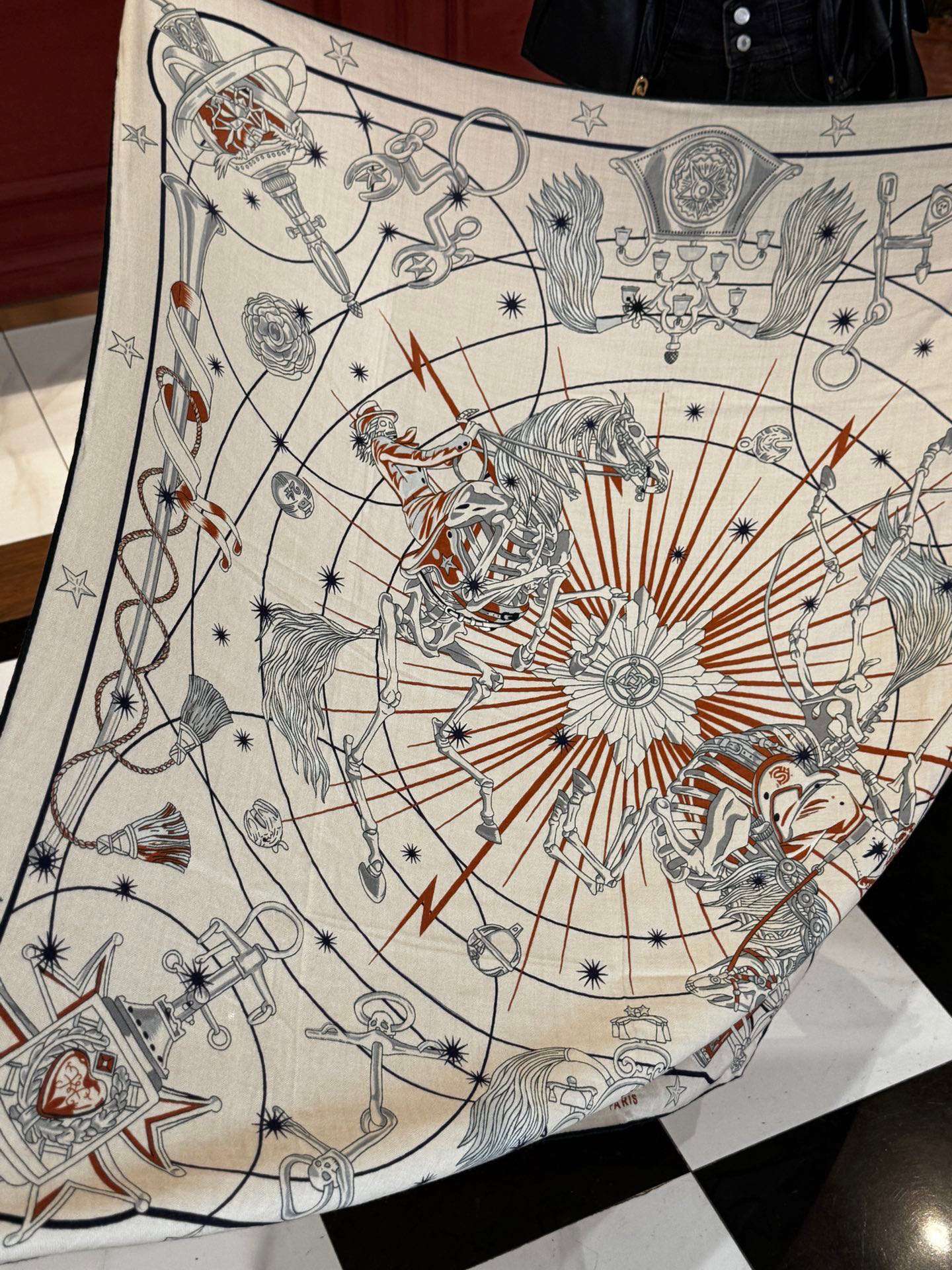   “星辰合唱曲”140丝毛双面同色披肩

手工卷边丝毛方巾（30%桑蚕丝70%羊毛）

这款经典单品展