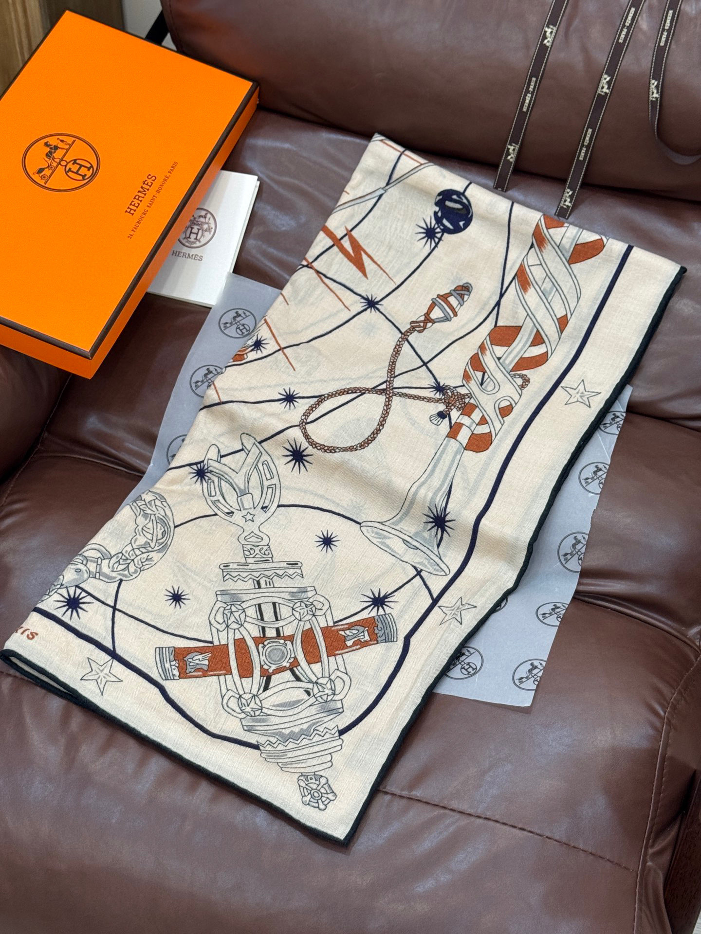   “星辰合唱曲”140丝毛双面同色披肩

手工卷边丝毛方巾（30%桑蚕丝70%羊毛）

这款经典单品展